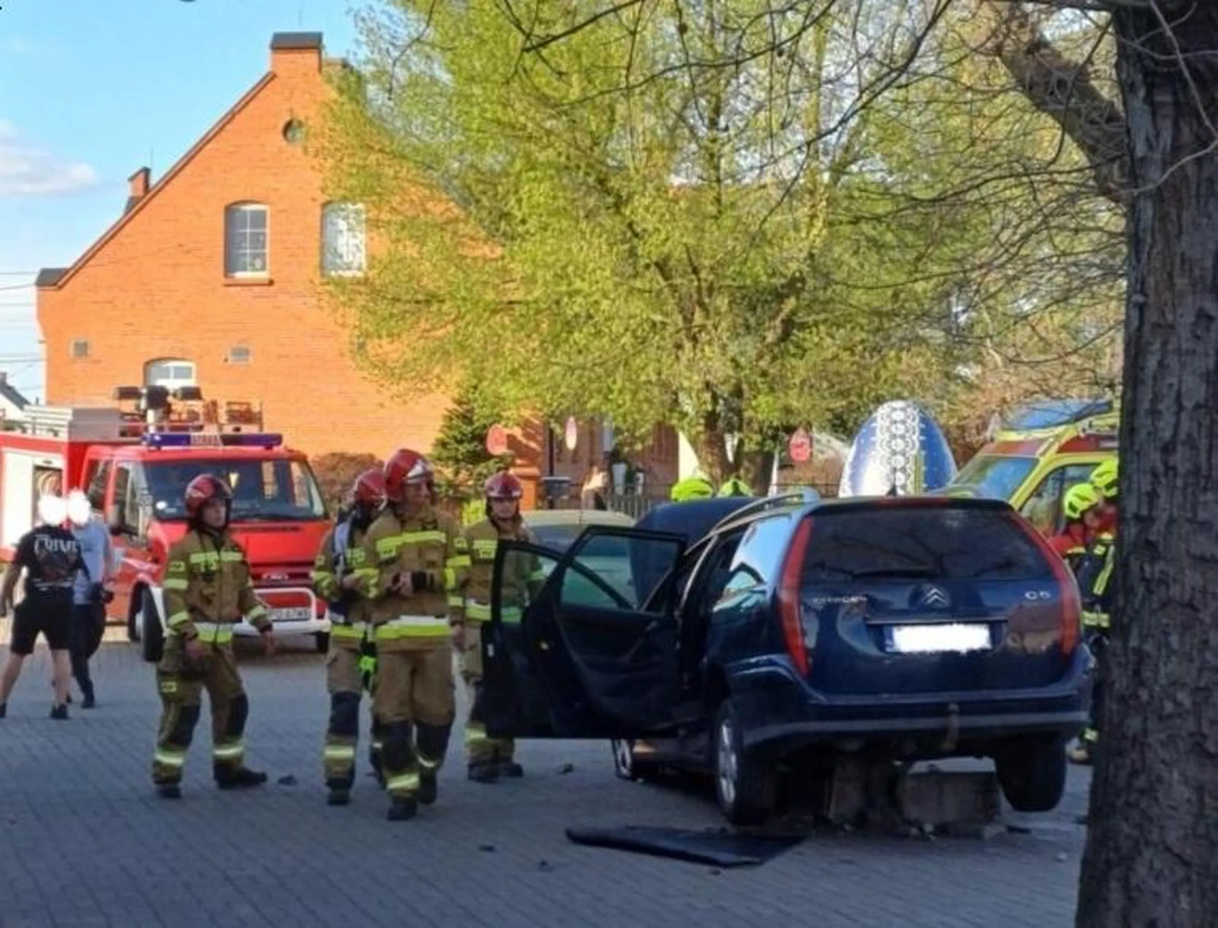 To się nazywa mieć talent ... i szczęście, że nie pozabijała ludzi na skwerku i ławeczce. Ciekawe jak trzeba mieć zamulony łeb, żeby w terenie zabudowanym być tak niebezpieczną? Smartfon, poprawa makijażu, czy za długie obcasy?