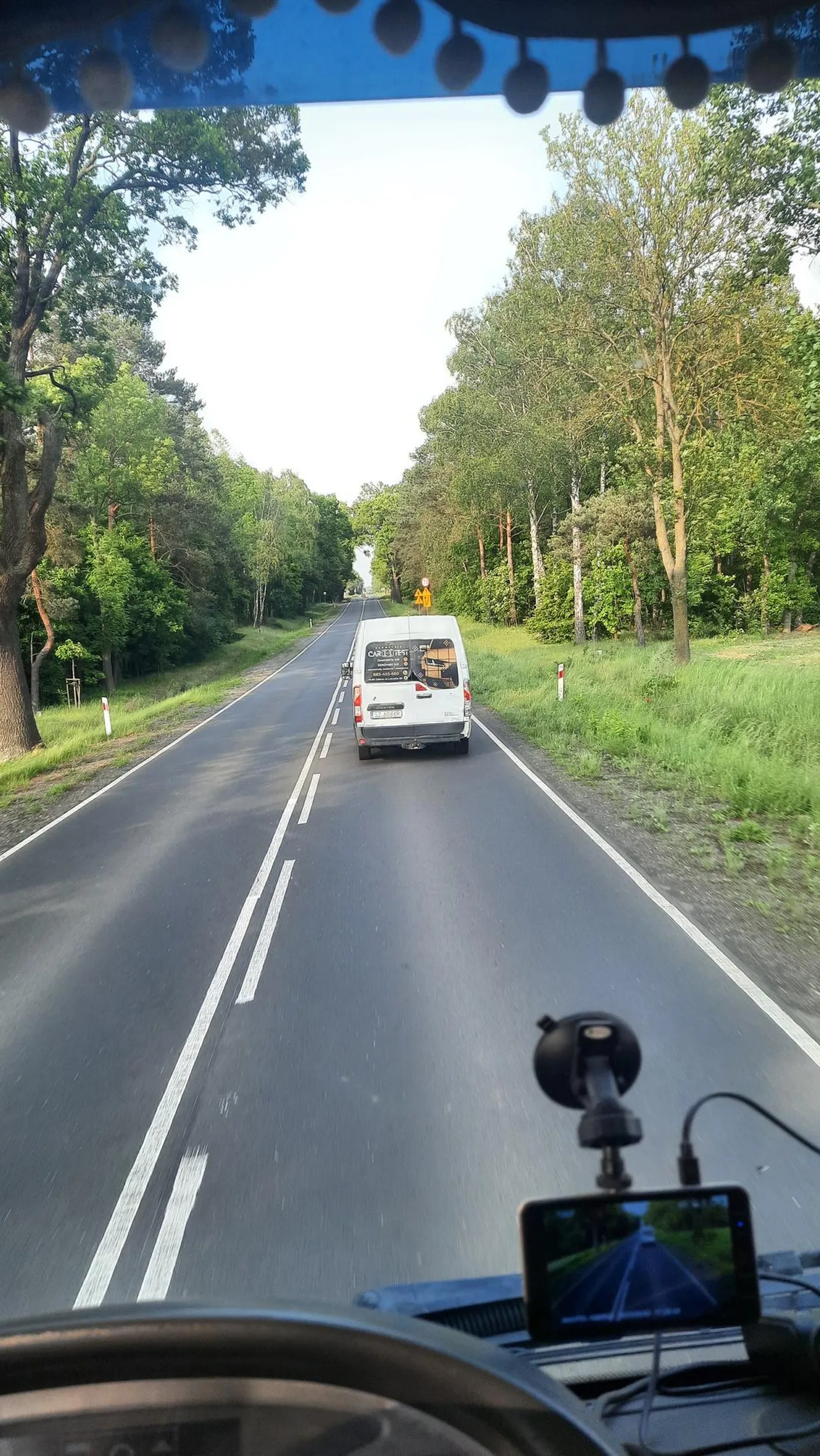 Nie daje się wyprzedzić zwalnia gdy samochody jadą z przeciwka i Przyśpiesza gdy pojawia się luka aby go wyprzedzić
