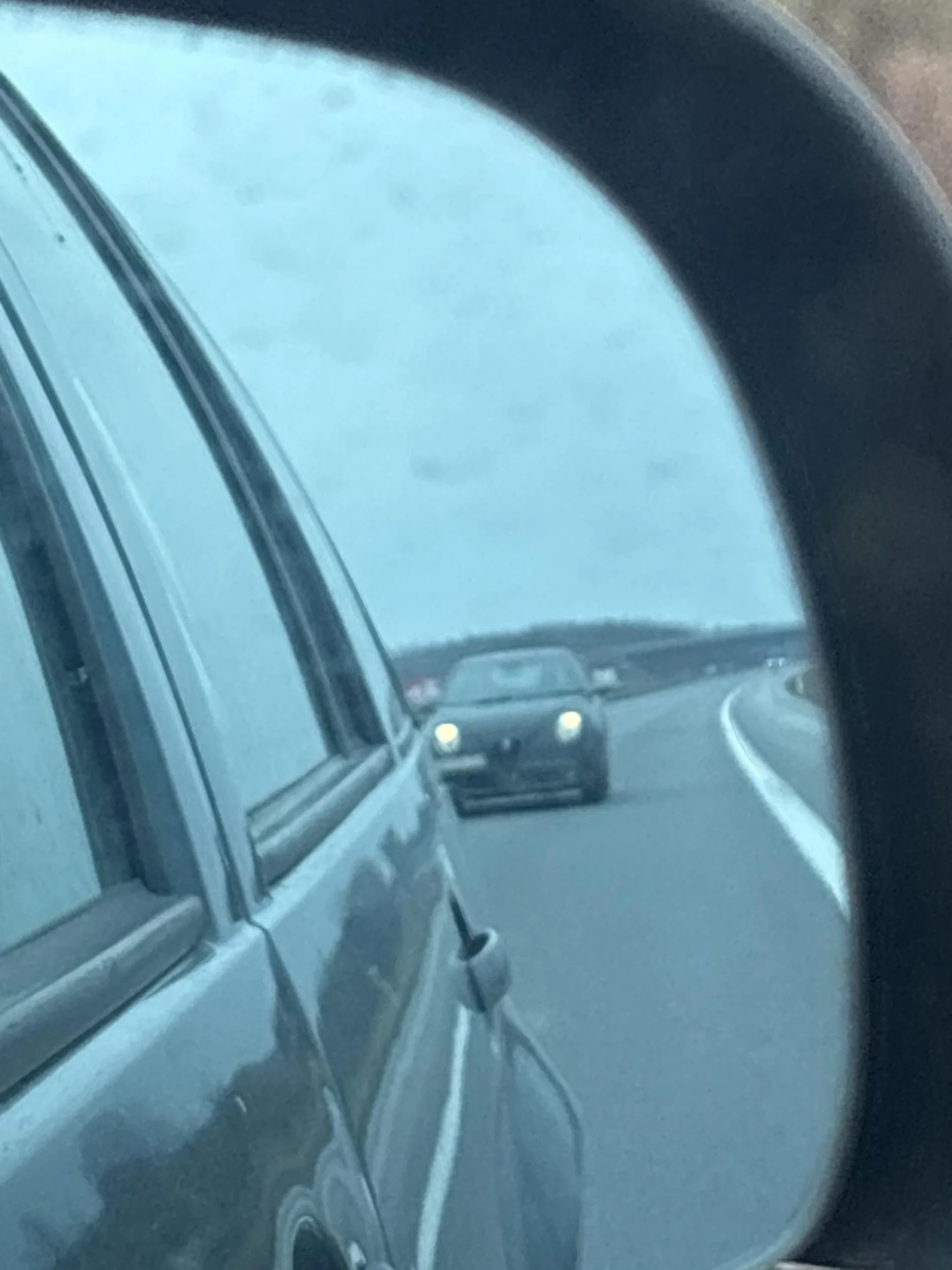 Wyprzedza żeby mnie zhamować od 20 minut żeby na końcu wyprzedził poboczem i dalej jechał za mną mimo że jadę na tempomacie