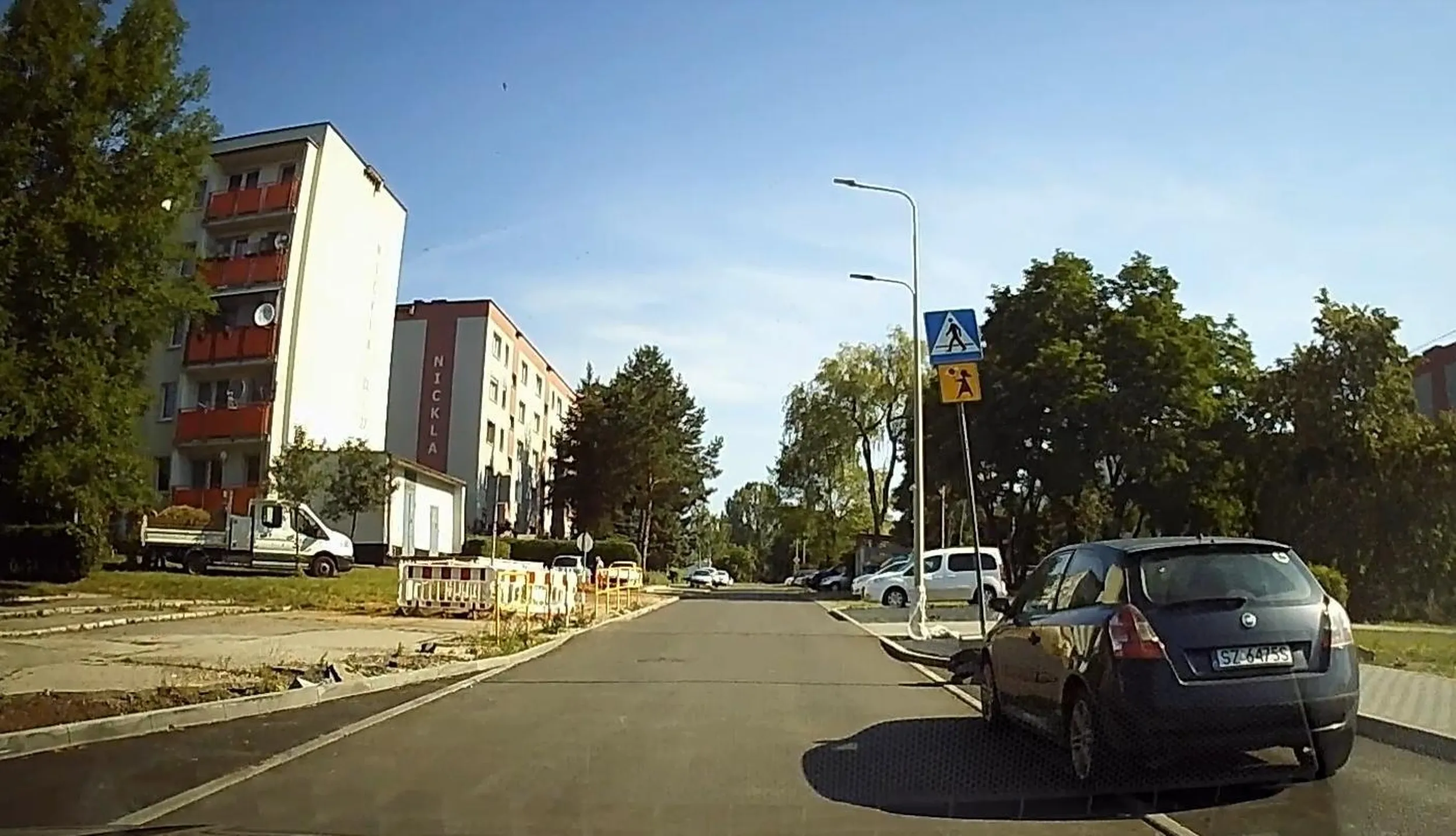 Jak nie potrafisz parkować to oddaj lepiej prawo jazdy, miejsce jest na tyle szerokie, że mieszczą się tam szersze samochody i nie stoją na drodze jak ty