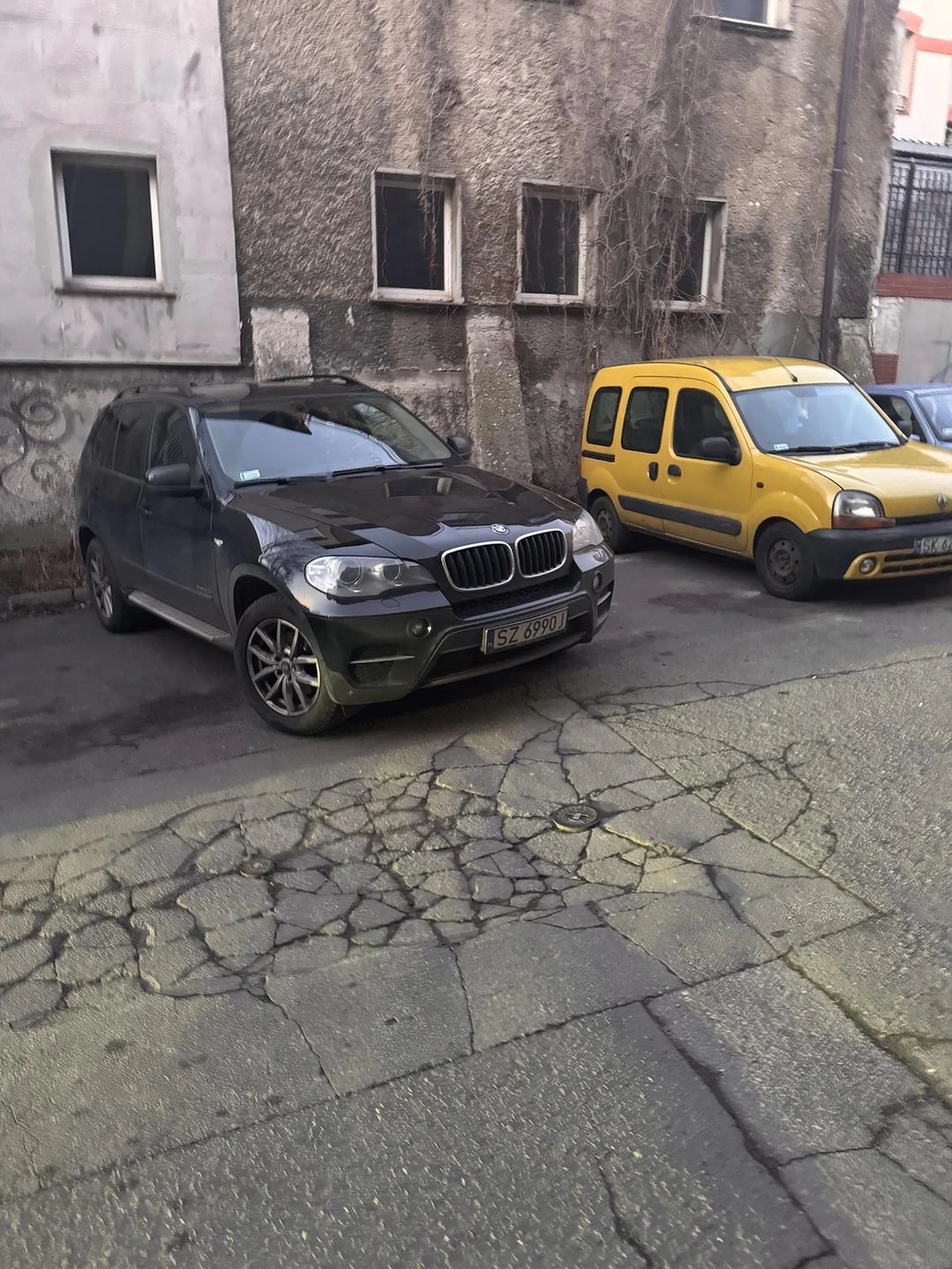 Kobita zajmuje lekko 2 miejsca i siedzi w aucie w miejscu gdzie ludzie walczą o każdy centymetr parkingu. Jak widać wielkie auto nie idzie w parze z umiejętnościami