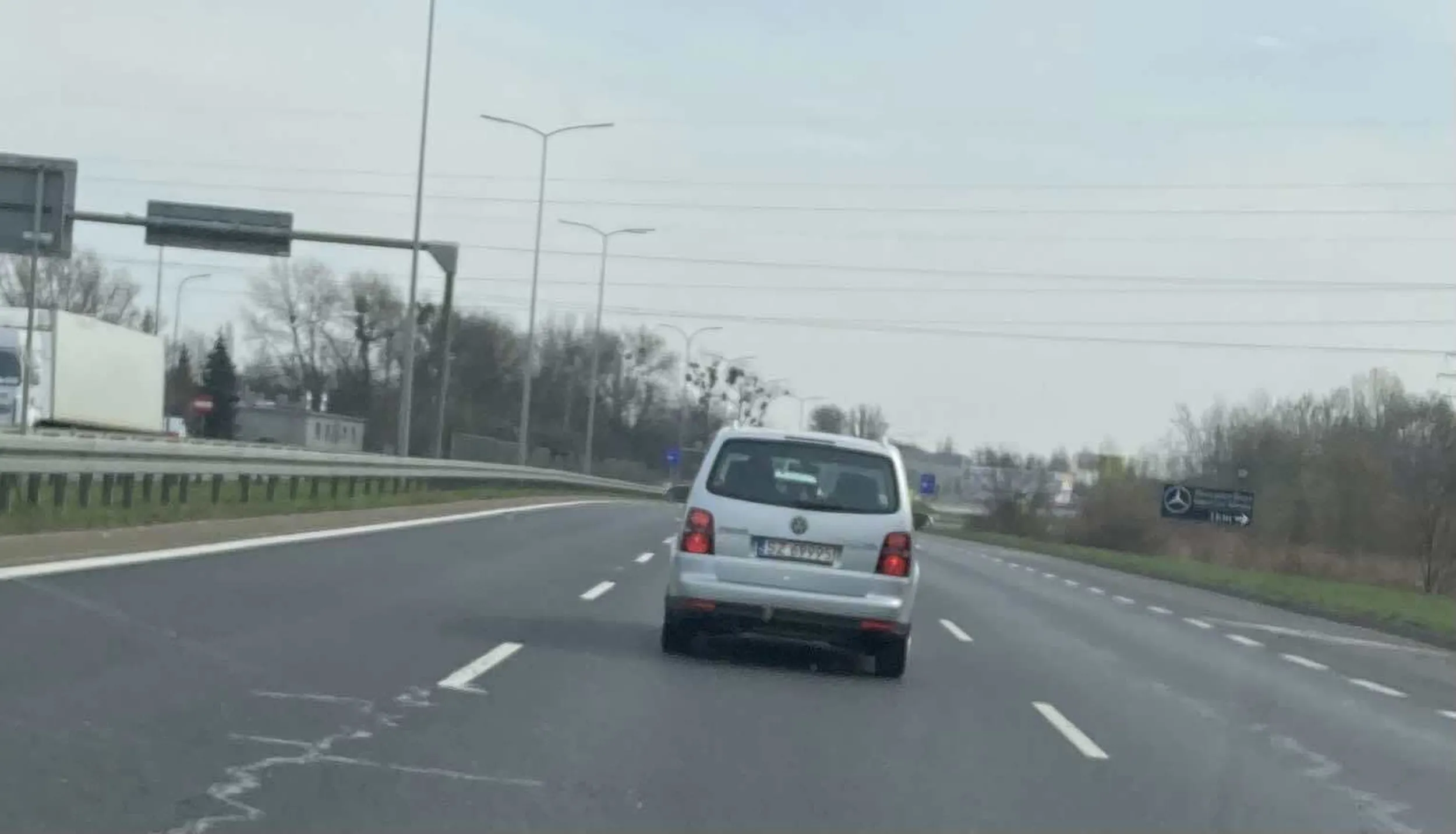 przed jak i po wyprzedzeniu najlepiej zostać na środkowym - w razie czego :) może lepiej zostać przy komunikacji miejskiej