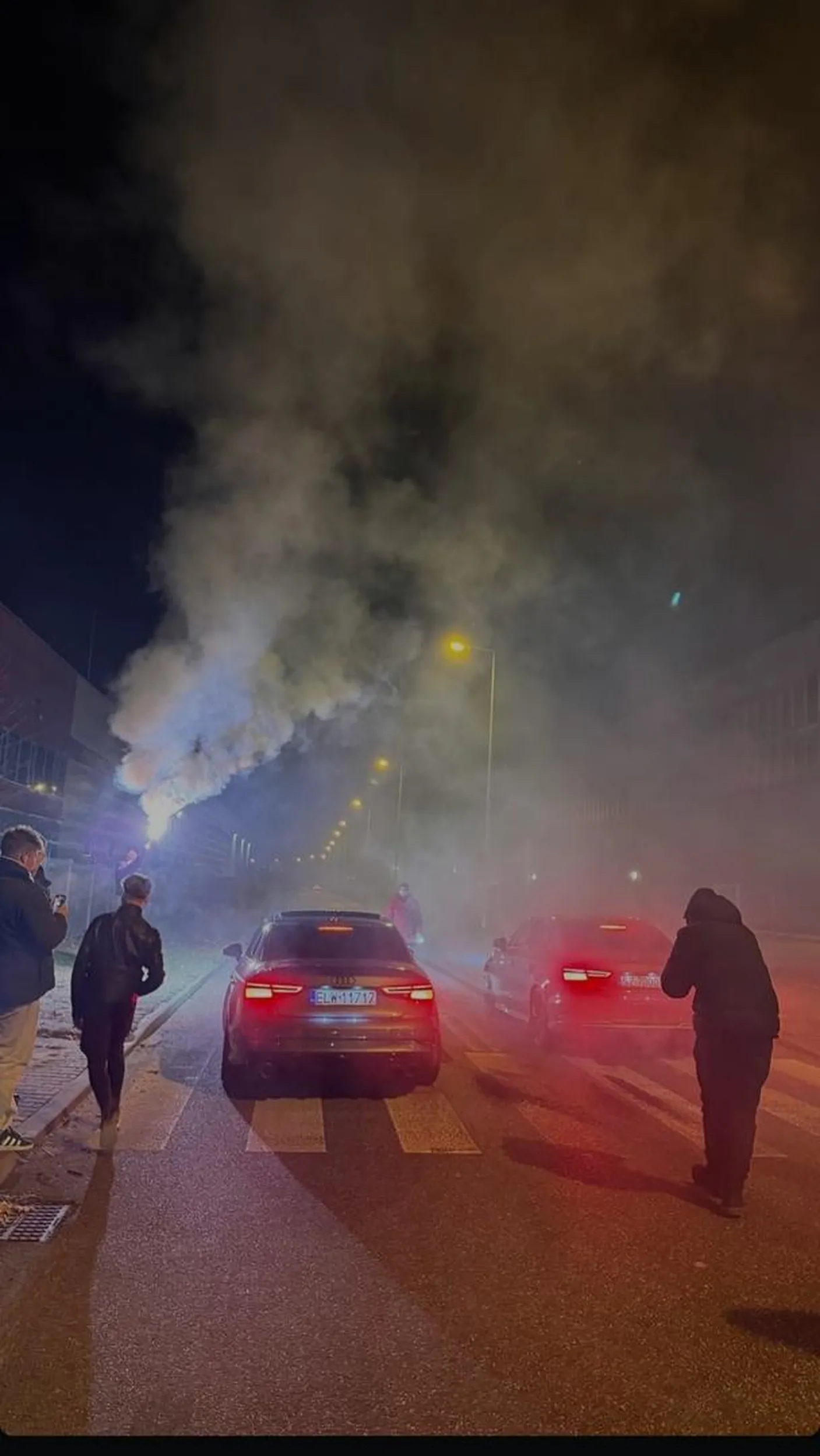 Kierowca bierze udział w nielegalnych wyścigach drogowych w Łodzi.