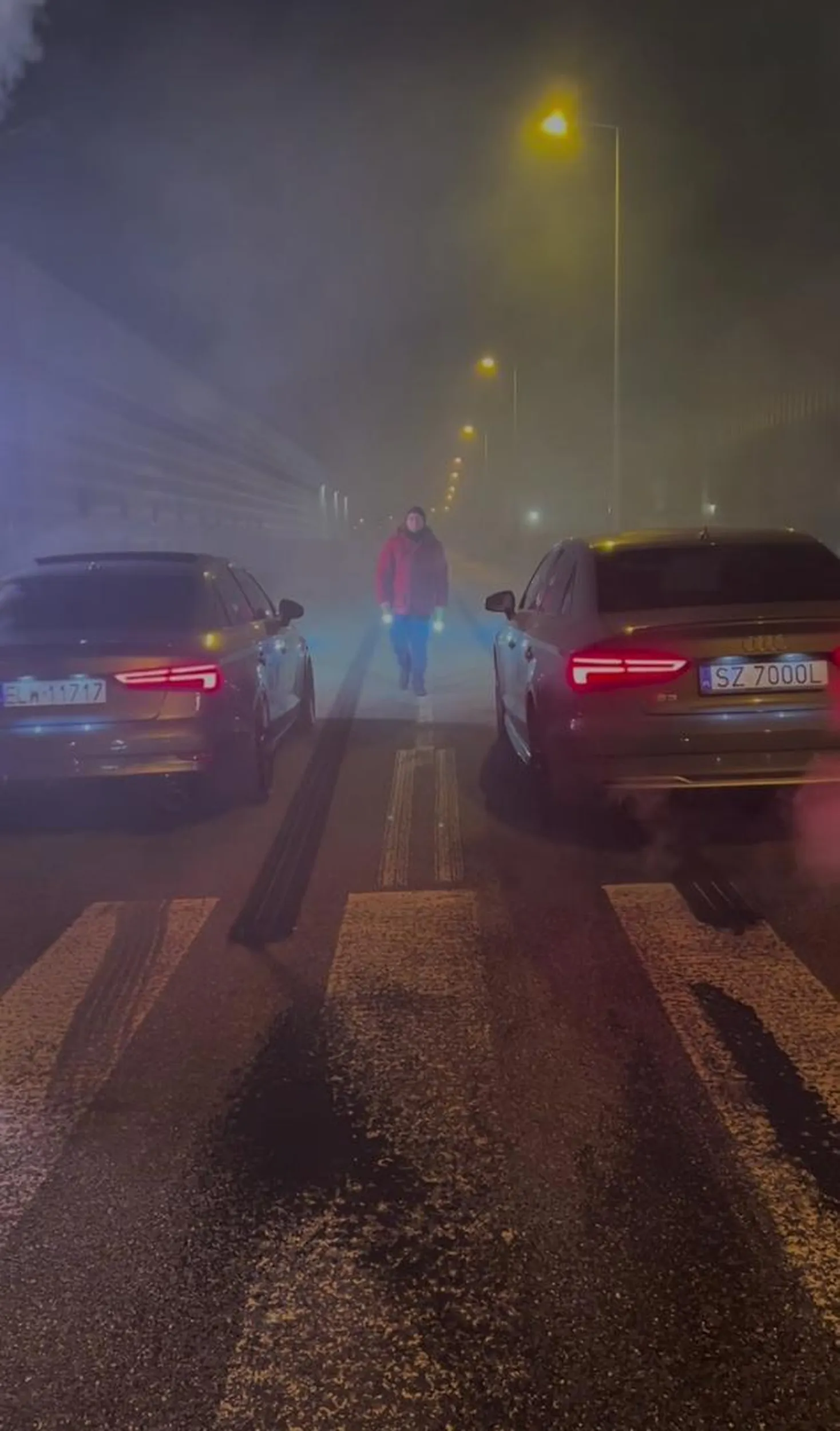 Kierowca bierze udział w nielegalnych wyścigach drogowych w Łodzi.