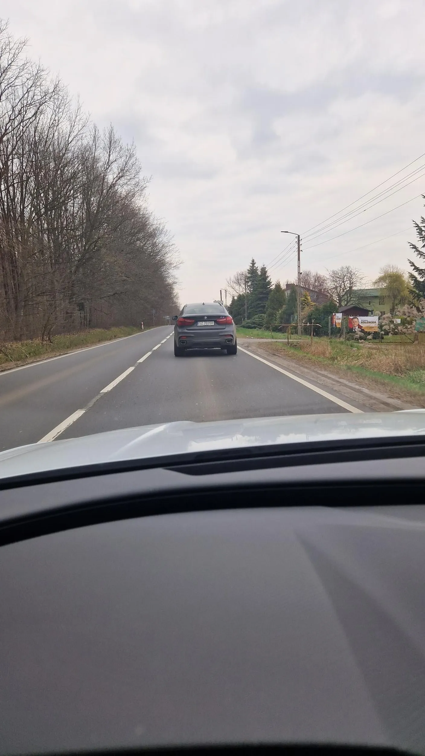 Wybitny wsiok, przez 5km rzuca ciągle przez okno słonecznikiem. Potem stwierdza, że sobie wyprzedzi na ciągłej. Z kilometra widać że słoma z butów wystaje, nie pozdrawiam.