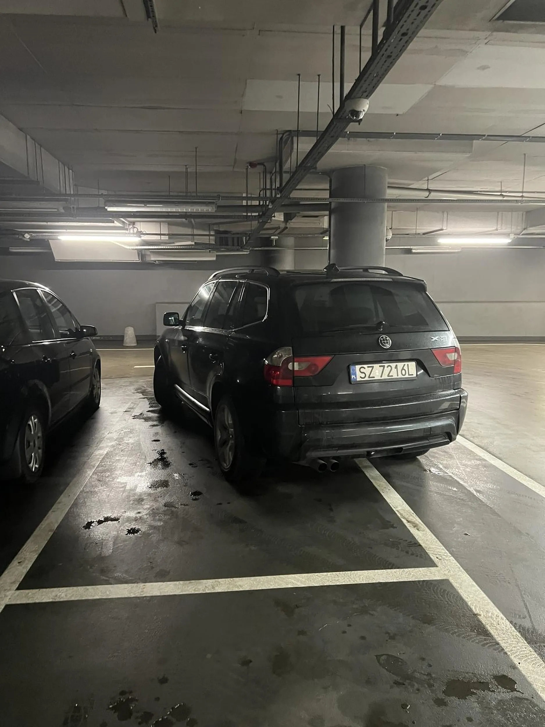 Chyba się gdzieś bardzo śpieszyło. Trzeba się zapisać na kurs parkowania. Zdjęcie zrobione w  Centrum Handlowe Agora w mieście Bytom 01.03.2025