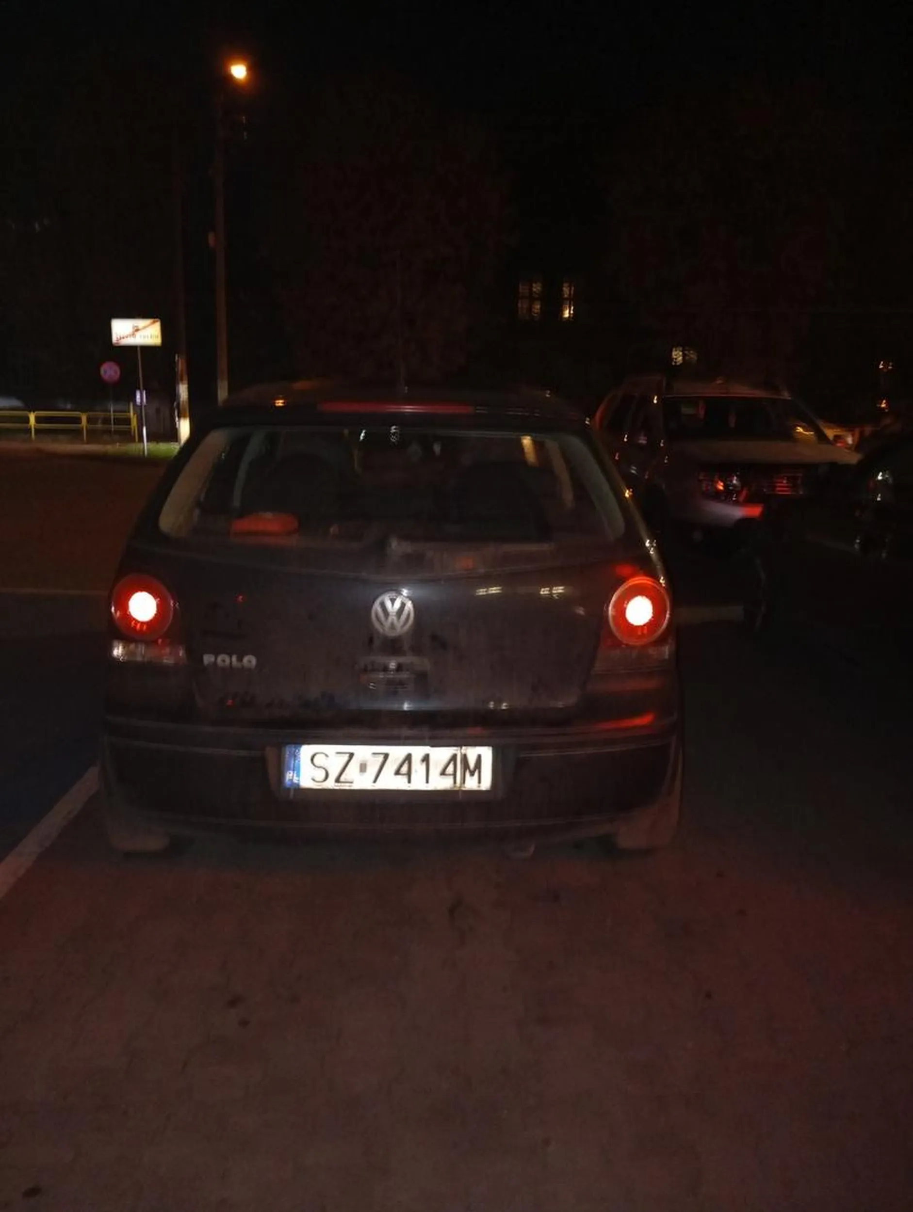 Uwaga jedzi jakaś baba Jest bardzo hamaka i beszczelna na dodatek woźni dzieci !!