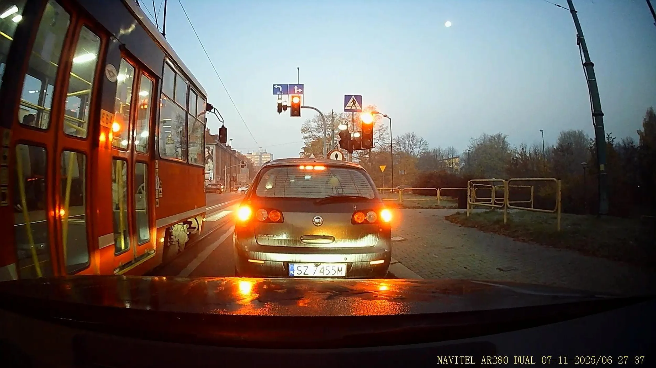 paciul nie wie co to lusterka wymusza pierwszeństwo, a jak na niego zatrąbiłem to jeszcze specjalnie hamuje