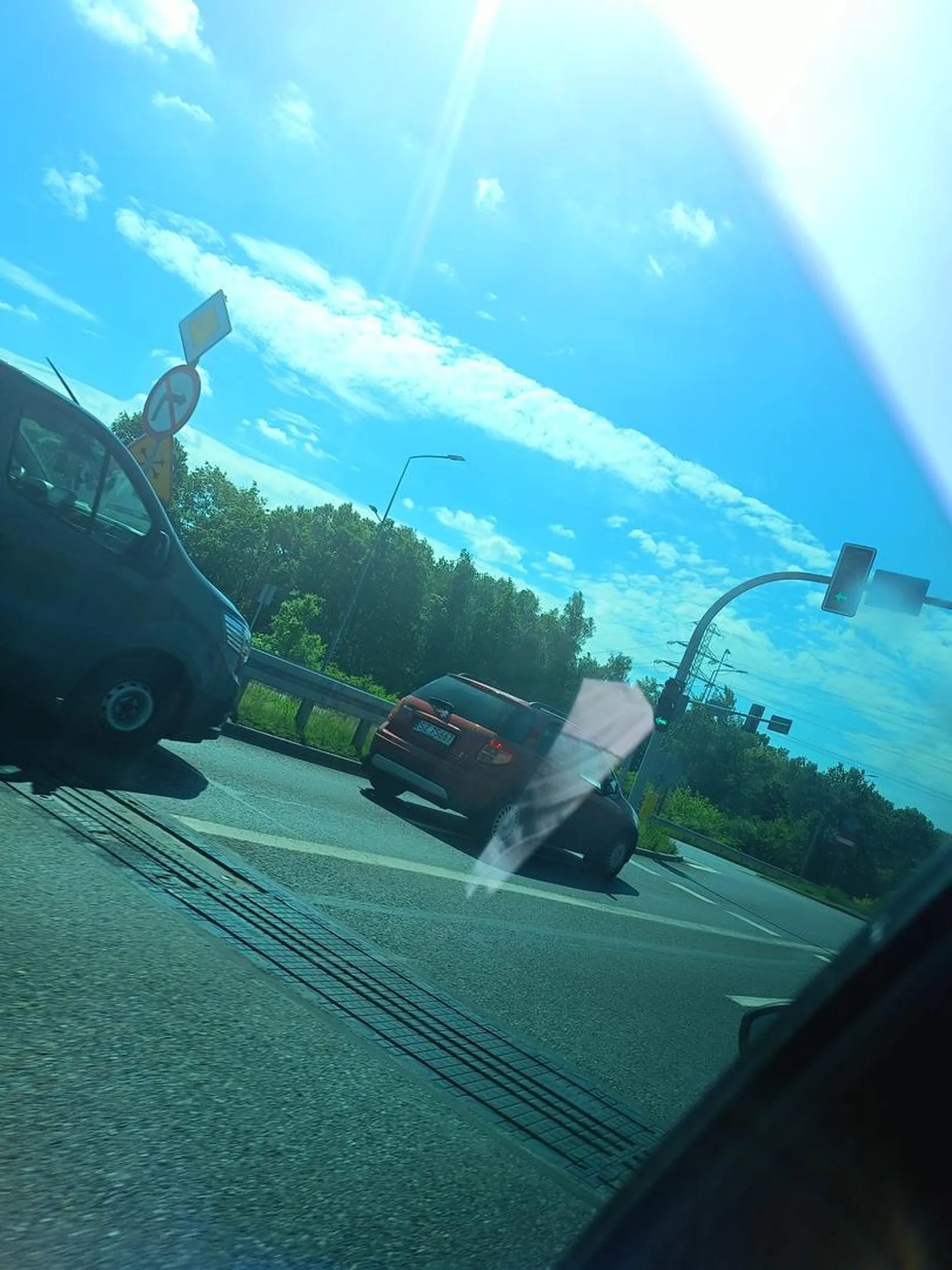 Blondynka w pomarańczowym Suzuki przejechała na czerwonym świetle a kilka metrów później stała na zielonym