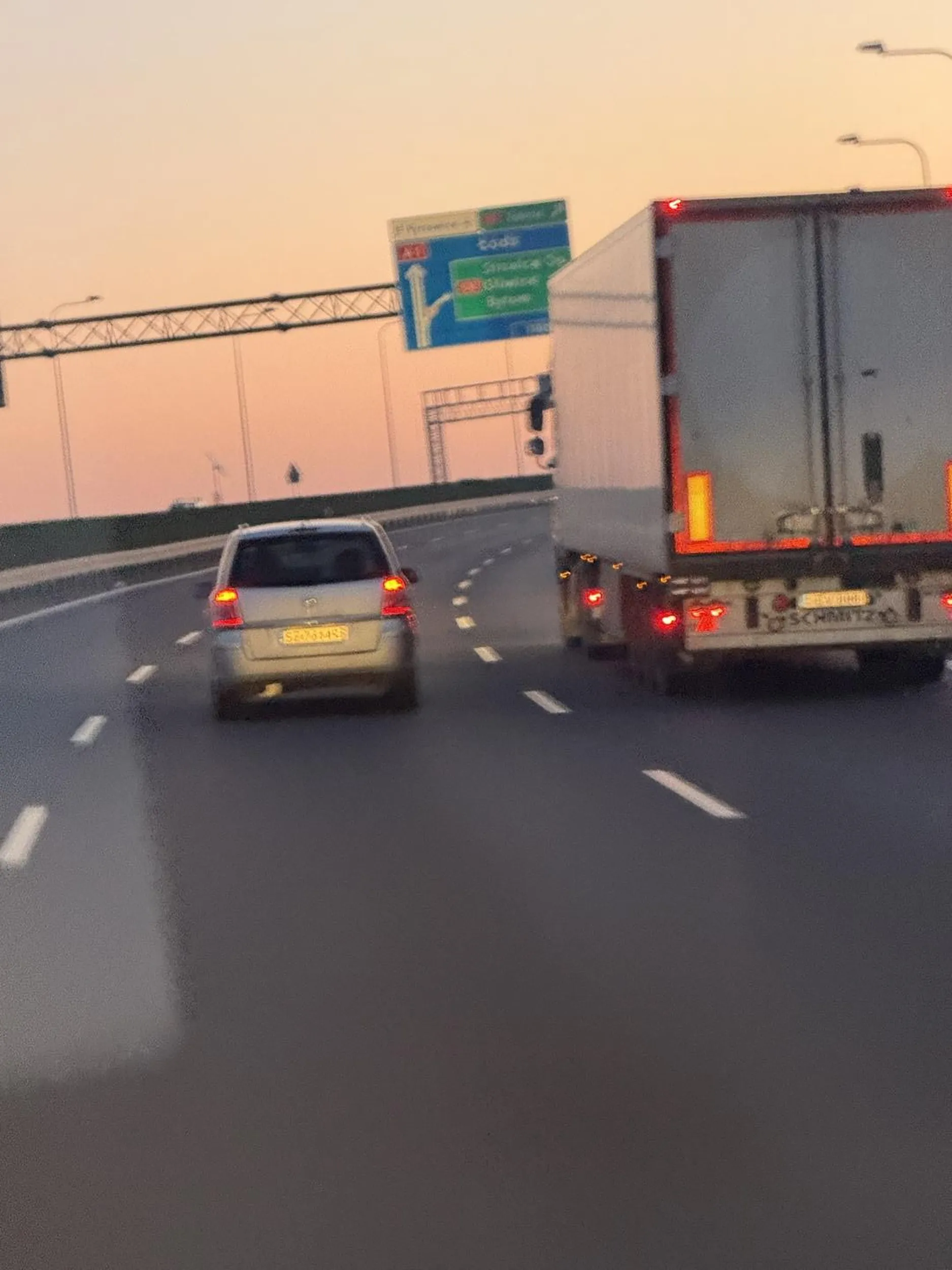 Baran stary jadący cały czas środkiem, gdy się go wyprzedzi włącza mu się tryb przyspieszenia. 1 km dalej nie widzi nic poza środkowym pasem, nie wpuszczając niczego z prawej..