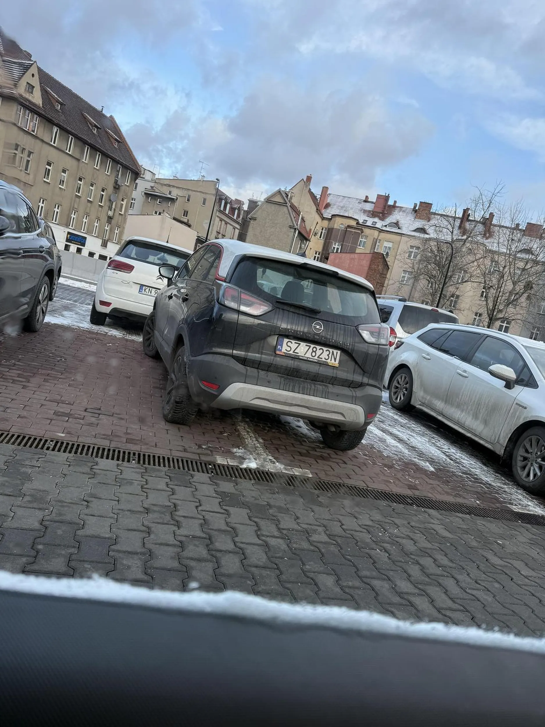 Ziomek naucz się parkować, a nie zajmujesz dwa miejsca, nie miło trochę z twojej strony.