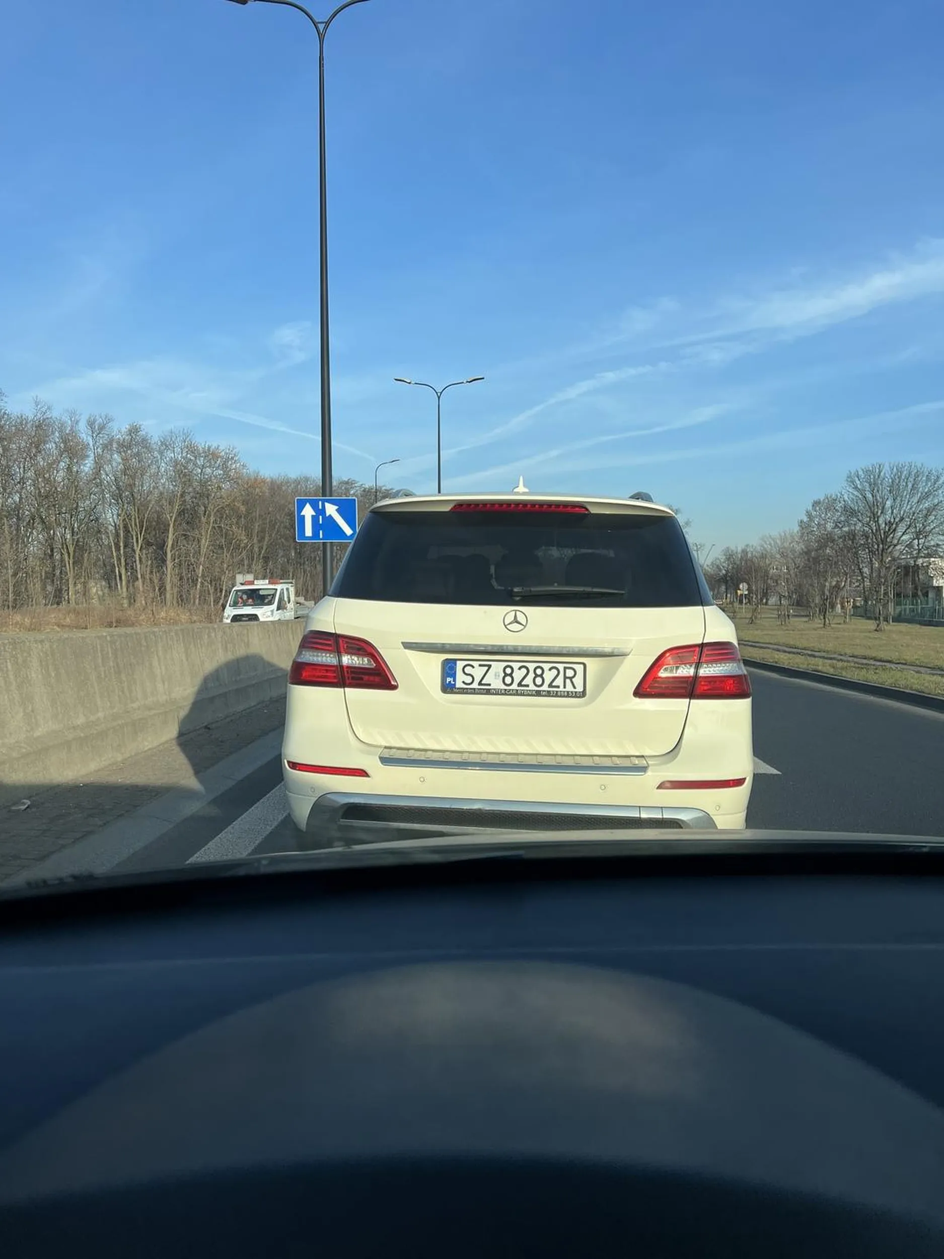 Gliwice ul. Portowa, 1 rondo w kierunku Łabęd, chcąc uniknąć kolizji ZWOLNIŁAM ponieważ równo ze mną na te rondo wjechał tir z naczepa, za mną niecierpliwy kierowca mercedesa który zaczął trąbić po czym wyprzedził mnie i zatrzymał swój samochód na zjeździe z 2 ronda. Łysy starszy mężczyzna wysiadł ze swojego auta zaczął machać rękami przed moim nosem i wrzeszczeć czy mi nie przypierdolic w ryj, wyzywać od kurw i innych damskich obraźliwych epitetów. Kultura na poziomie 0 !! Dawno nie spotkałam się z takim hamstwem i buractwem !