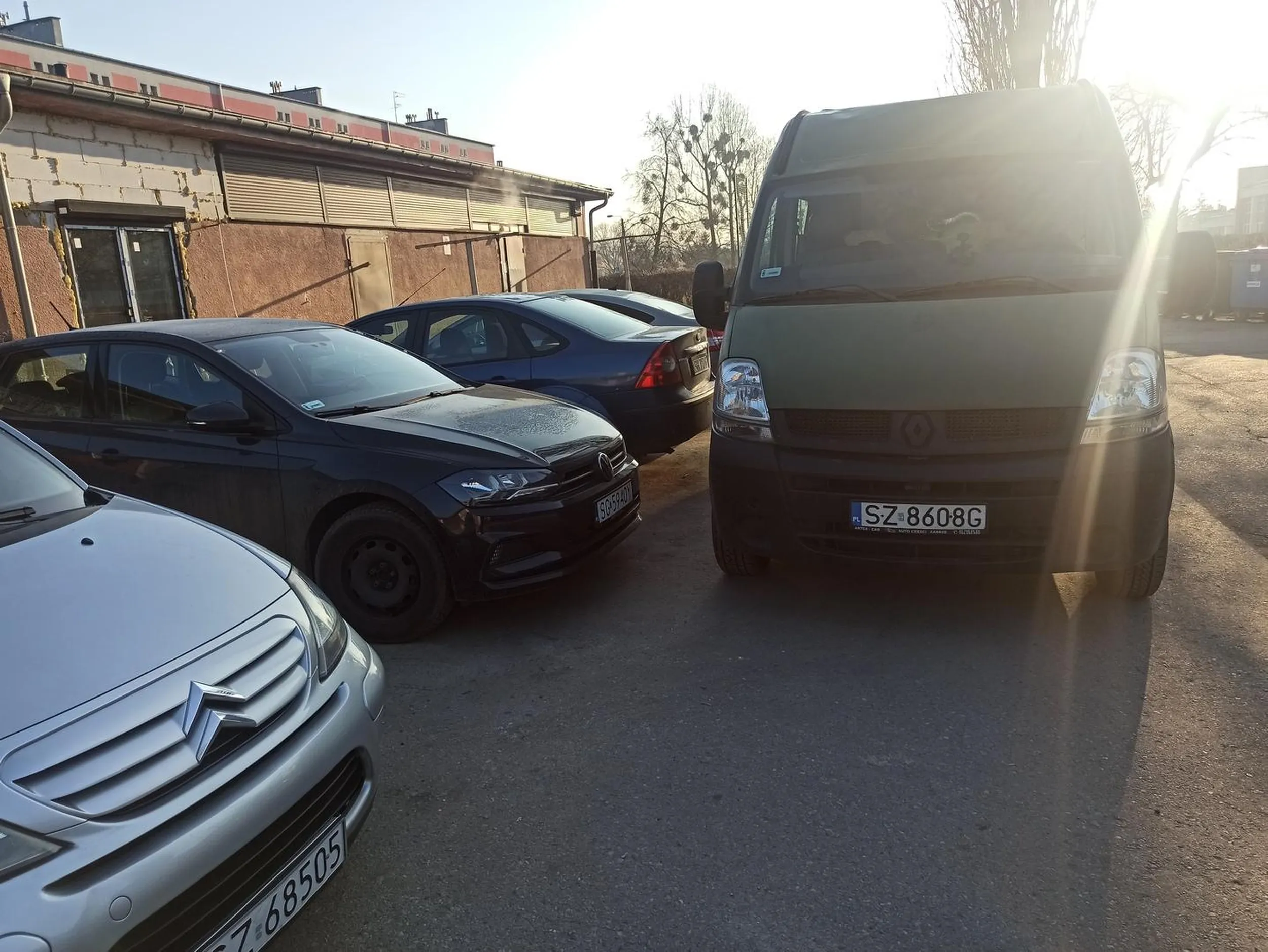 Zastawił trzy samochody mimo wolnych miejsc parkingowych po przeciwnej stronie ulicy. Parking ogólnodostępny, miejsca w żaden sposób nieoznaczone . Wrócił po 40 min i oświadczył że te auta nie miały prawa tam zaparkować bo on prowadzi remont w budynku obok więc te miejsca mu się należą.