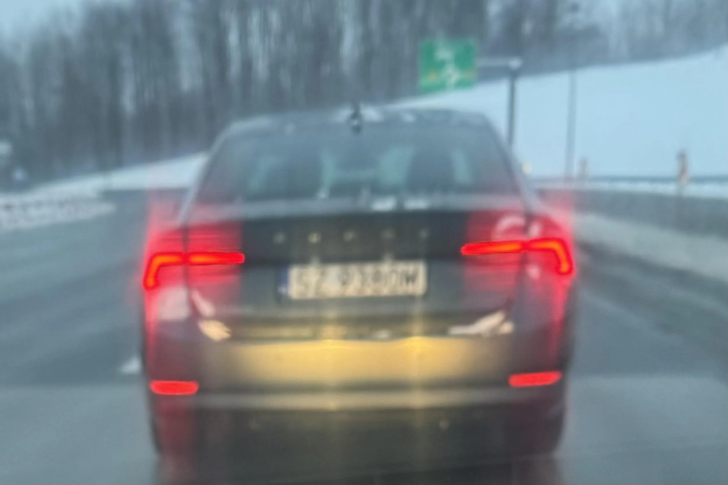 Absolutny pirat drogowy i potencjalny morderca!!! Na ostrym zakręcie gdy dostosowałem prędkość do ograniczenia - kierowca podjechał pod sam bagażnik i zaczął mrugać długimi. Następnie na prostej już drodze wyprzedził mnie i kilkukrotnie gwałtownie przy hamował stwarzając powtarzane zagrożenie! Prawo jazdy do zabrania!