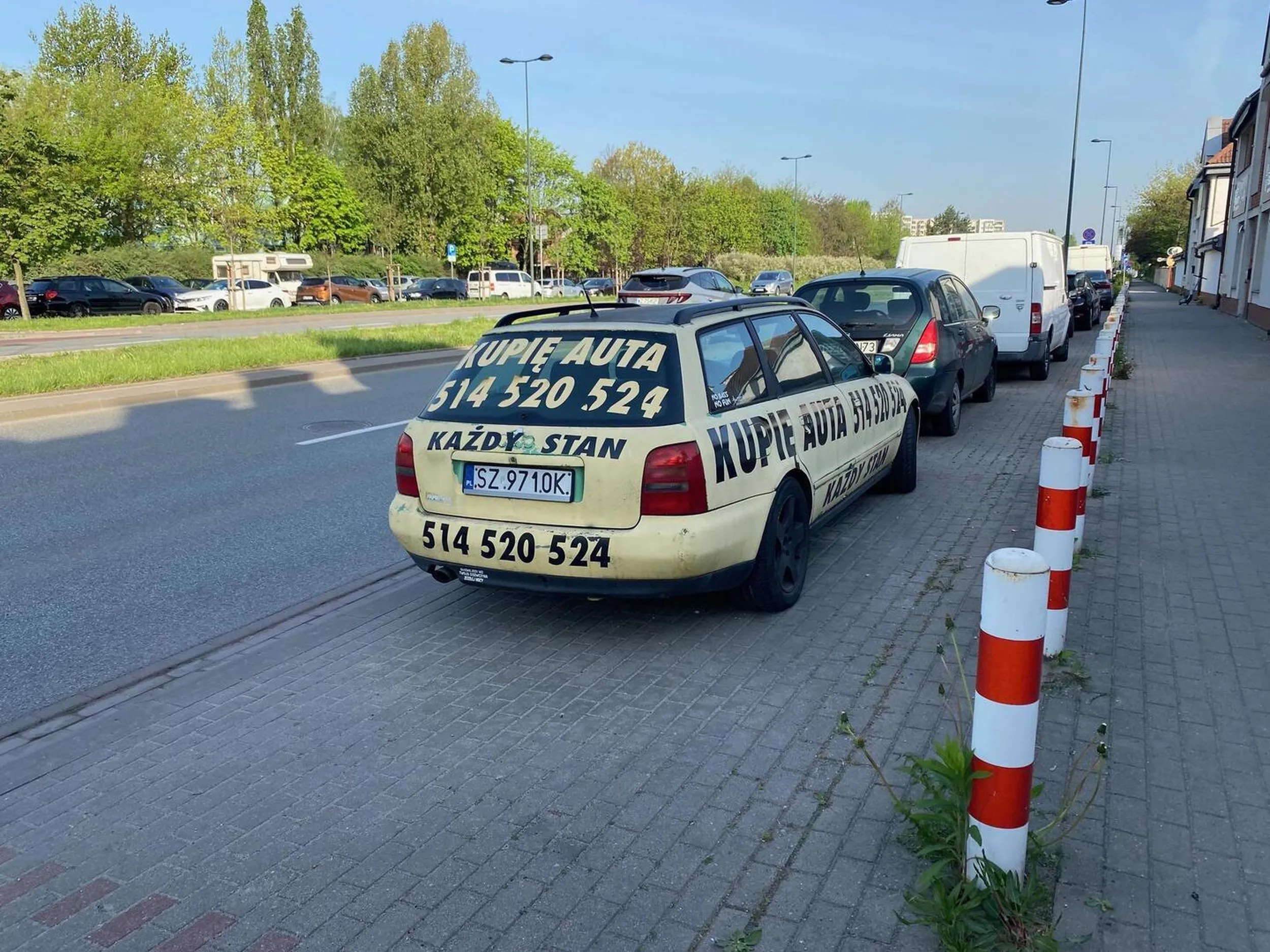 Obecnie zaparkował jak niedorozwinięty blokując 1,5 miejsca postojowego na Natolinie: Rosoła przy Pietraszewicza. Zajmuje miejsca parkingowe, których i tak nam tu brakuje. Ciekawe jak można legalnie pozbyć się takiego grata z osiedla?