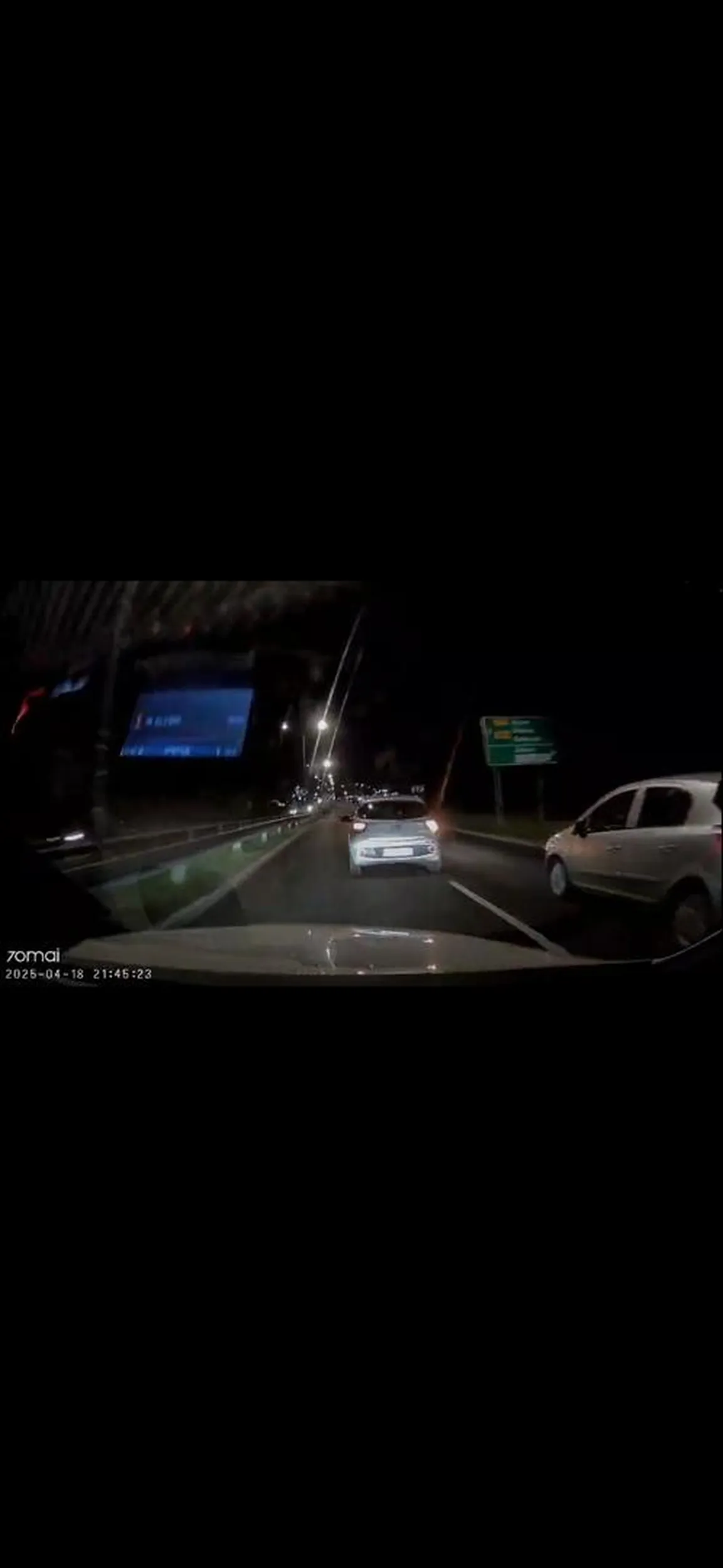 Żeby znajdować się na lewym pasie to najpierw trzeba nauczyć się wyprzedać i używać lusterek :* A z tym mruganiem to też bym uważał bo sobie żarówki w tym perszingu przepalisz