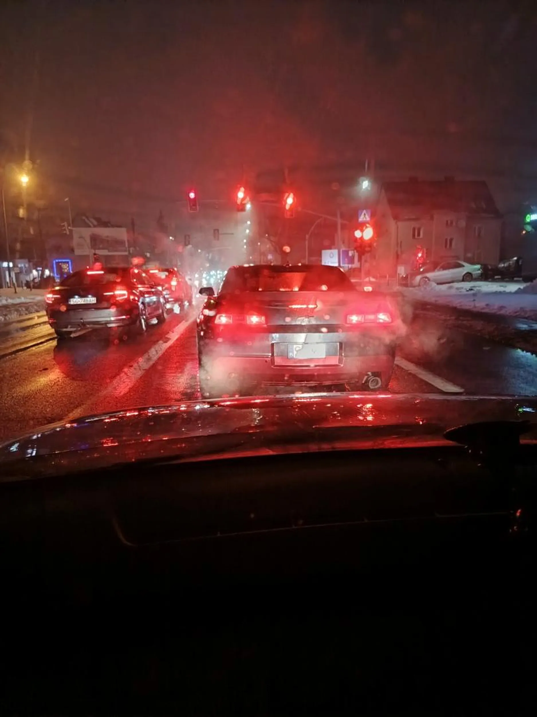 Pirat, pogoda nieciekawa a ten przyspiesza, hamuje. Zarzuciło nim tak że dobrze, że w barierkach nie wylądował. Naucz się jeździć adekwatnie do warunków