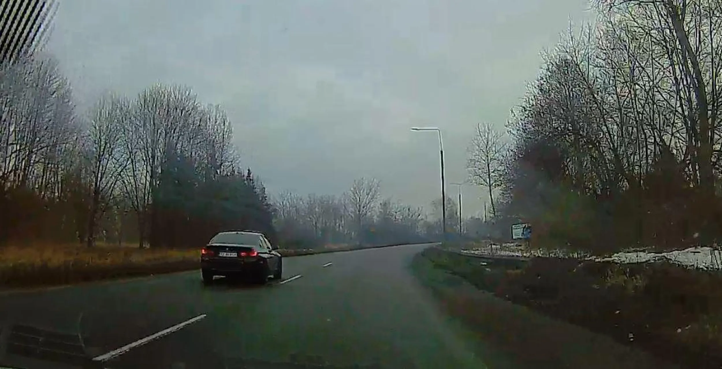 Baba przyspawana do lewego pasa, nie wie co robi.