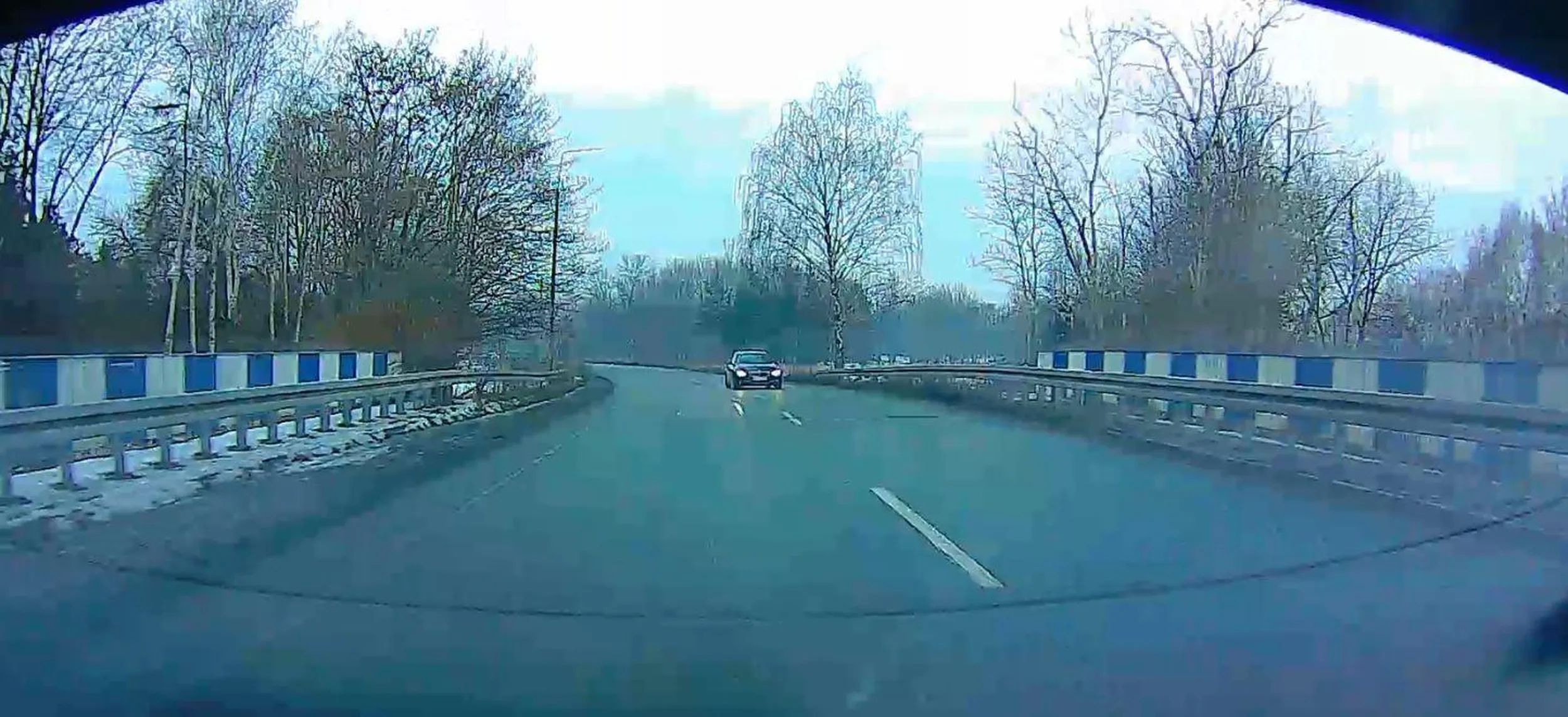 Baba przyspawana do lewego pasa, nie wie co robi.