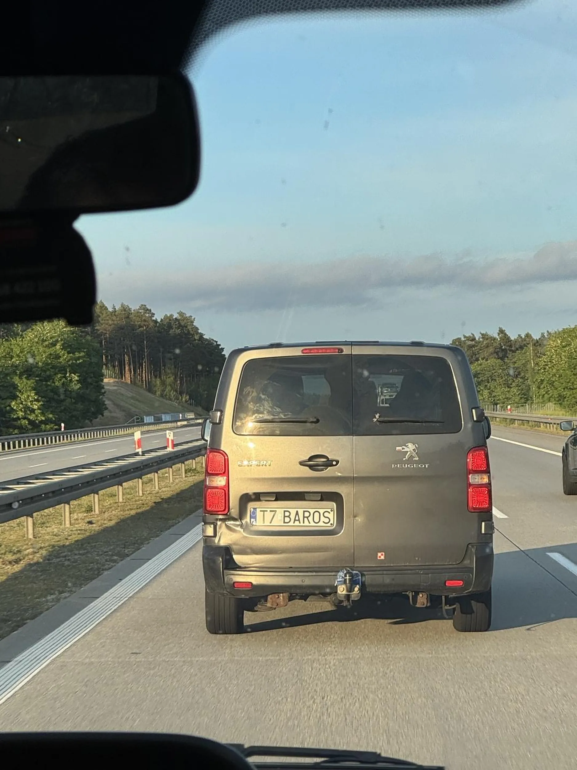 Nie potrafi jeździć na autostradzie Hamuje przed maską