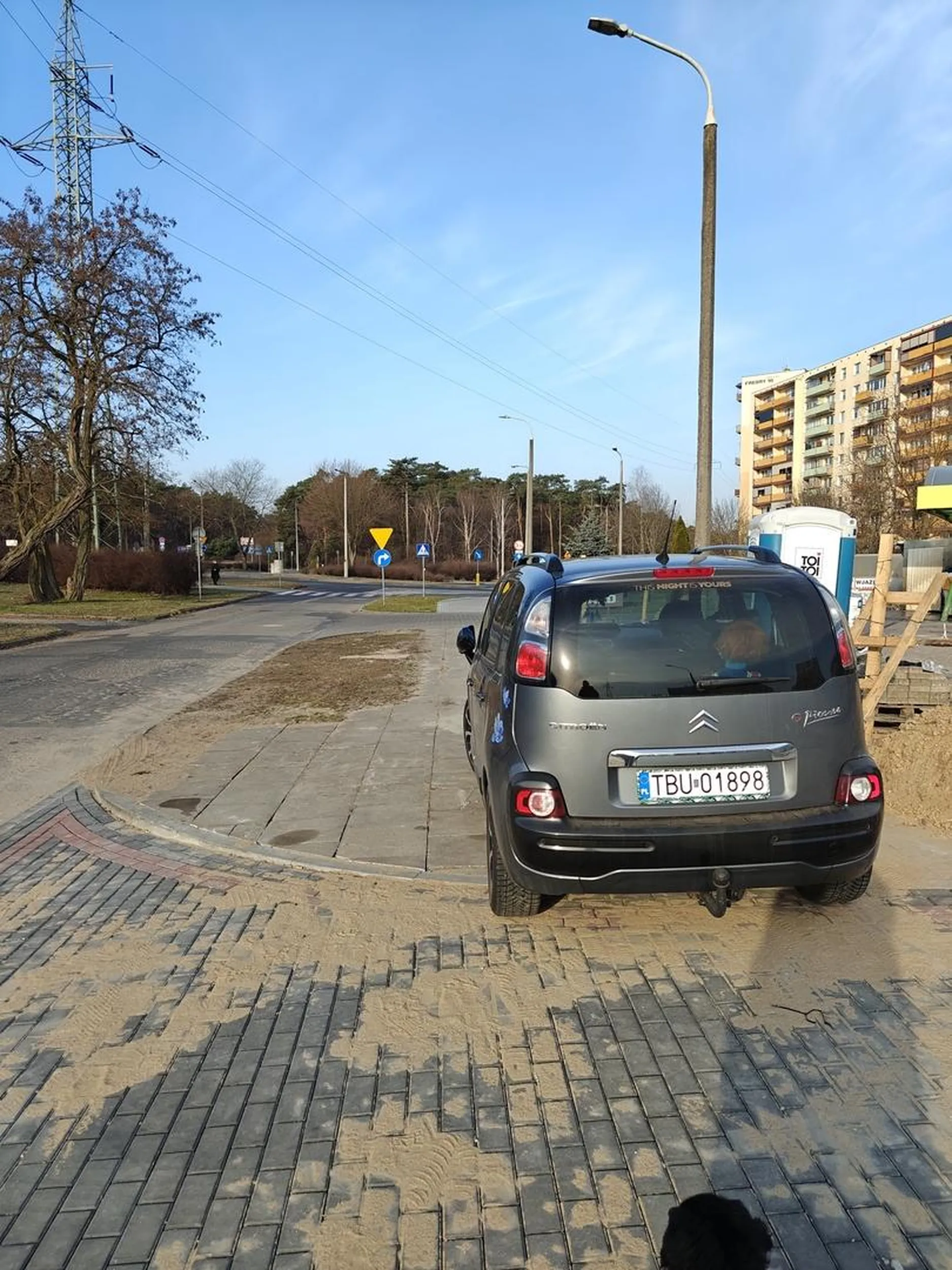 Mistrz parkowania drugi dzień z rzędu zostawia tak samochód...