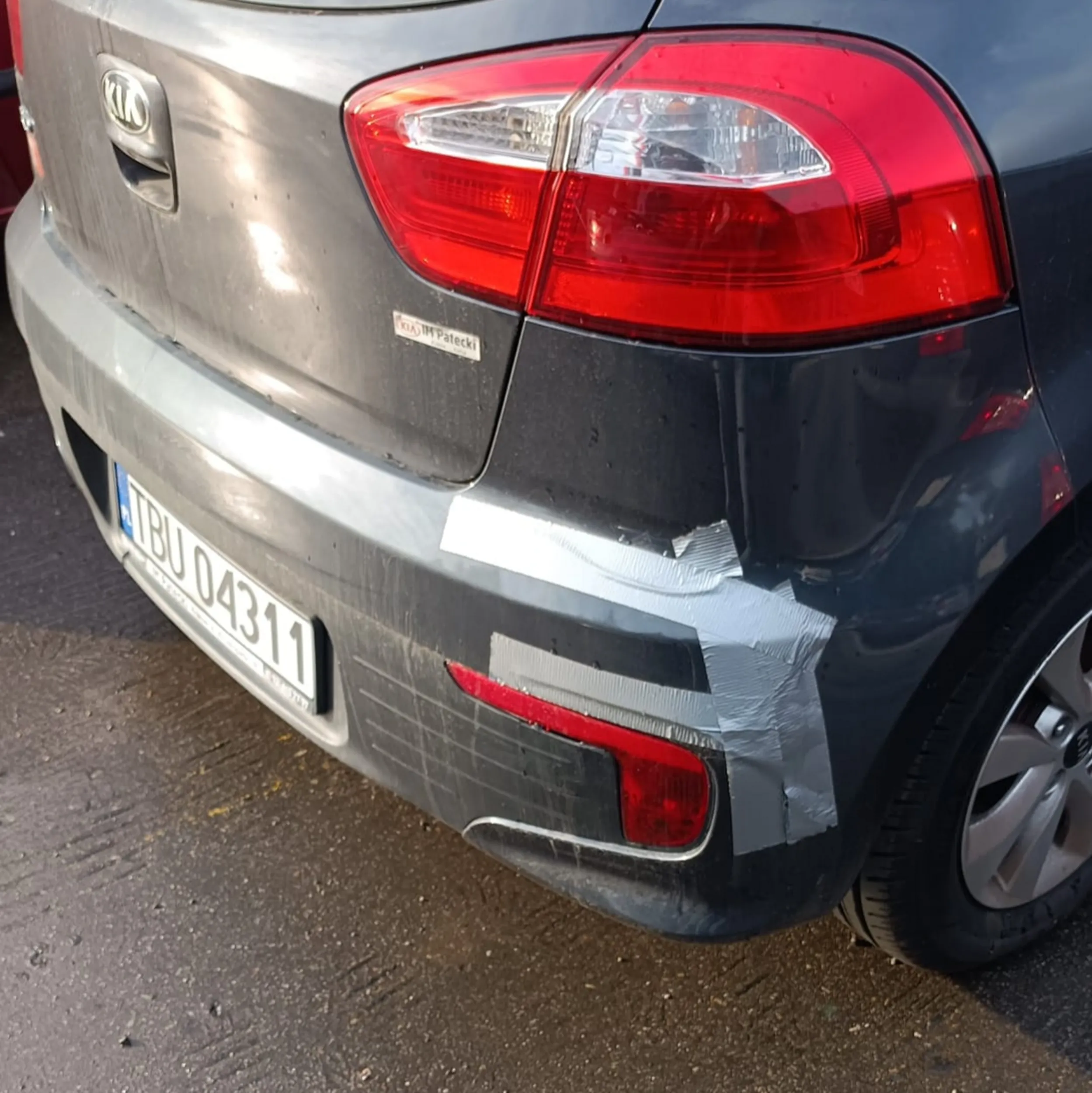 Naprawdę doskonały i optymalny kosztowo patent na sklejenie pękniętego zderzaka. Pozazdrościć takiej pomysłowości!