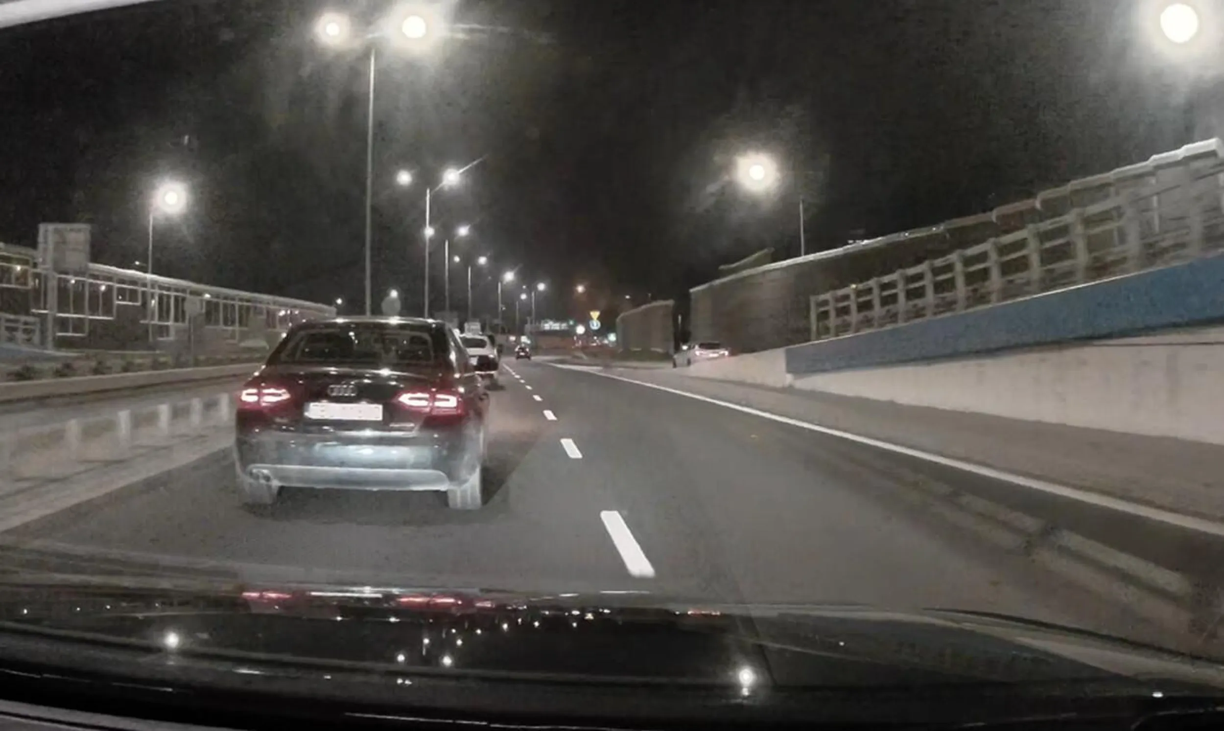 typ zakochany w lewym pasie, do tego łapie ból dupy po wyprzedzeniu go prawym