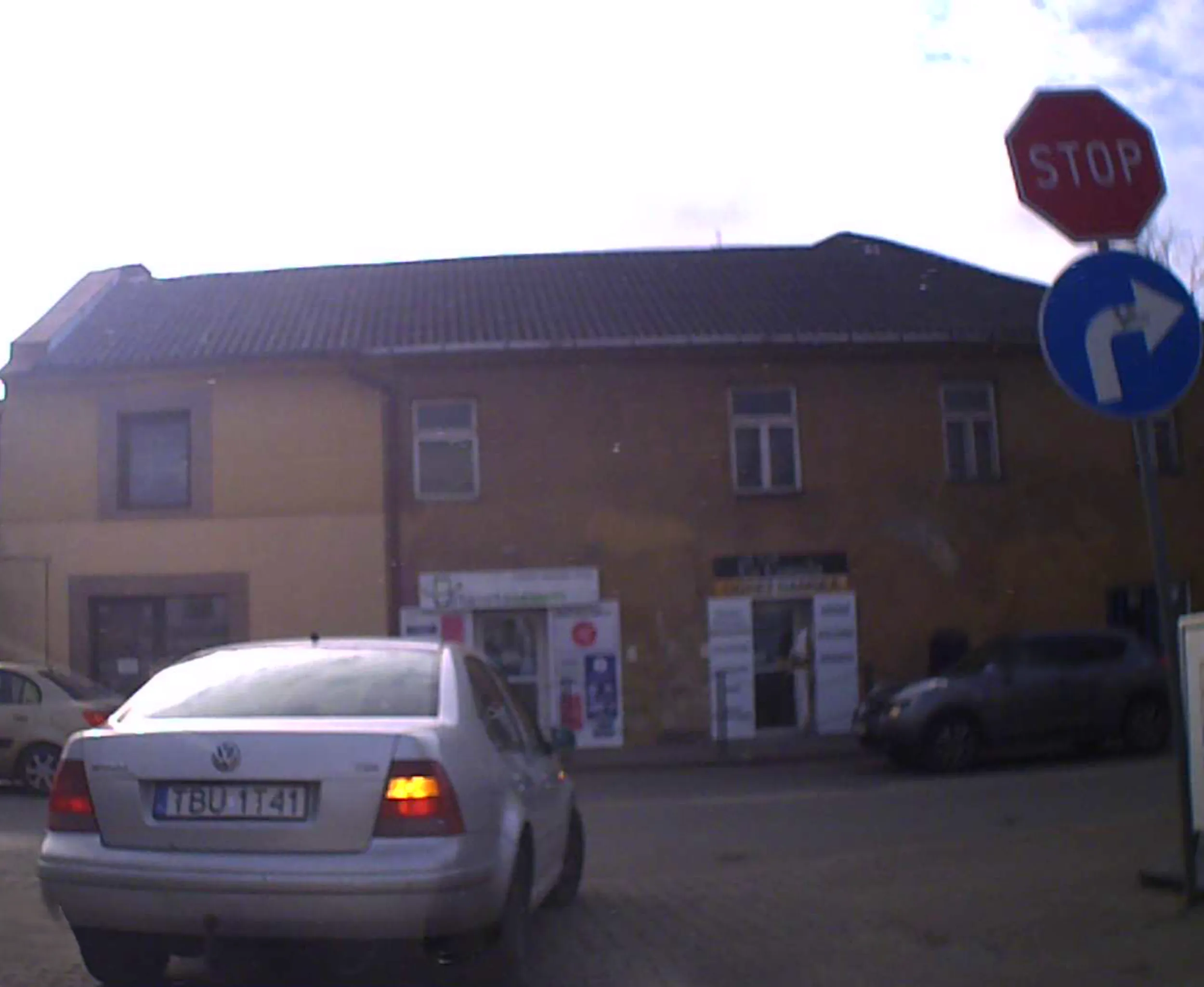 Nakaz na prawo, z lewej strony nikt nie jedzie, a ta ku*wa stoi jak słup!