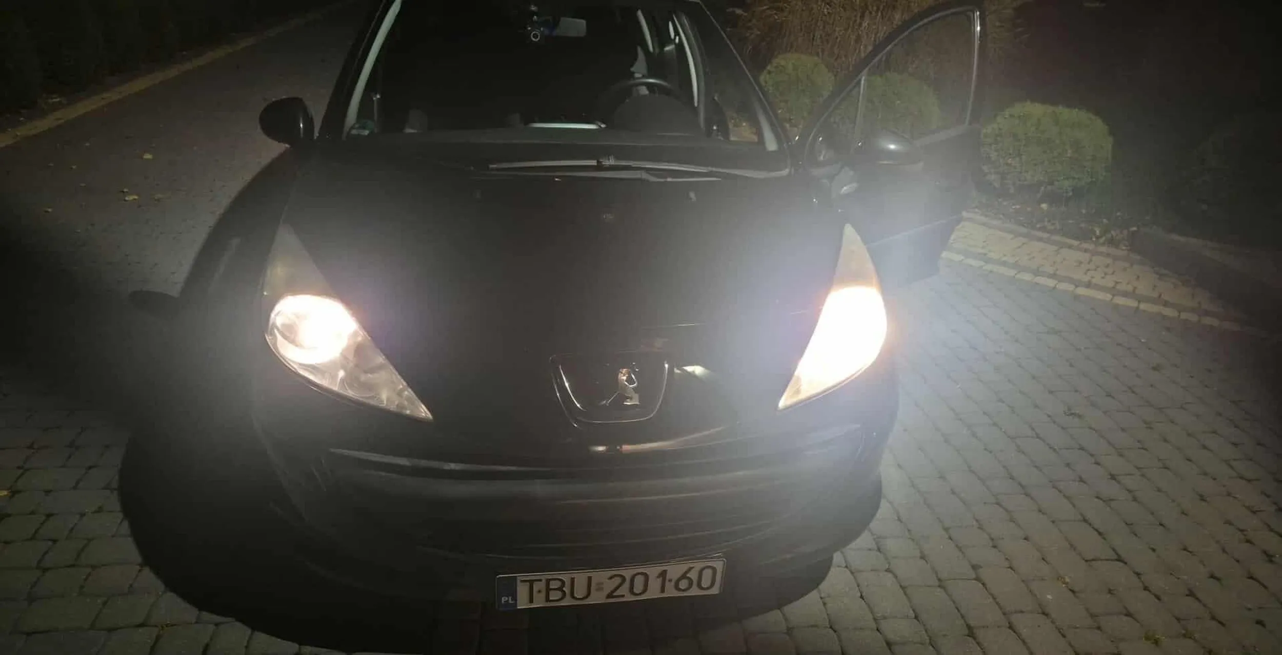 Styl jazdy Jana najlepiej widać wtedy, gdy pojawia się podjazd. Ruszanie pod górkę to dla niego prawdziwa loteria — albo gaśnie, albo szarpie, albo zbyt długo „trzyma” sprzęgło, aż silnik prosi o litość. Zamiast zdecydowanego, płynnego startu jest nerwowe dodawanie gazu i próby utrzymania auta, które kończą się albo stoczeniem w dół, albo niepewnym skokiem do przodu. Wygląda to tak, jakby cały czas walczył zarówno z grawitacją, jak i własną techniką. Gdyby poświęcił chwilę na opanowanie prawidłowego ruszania na wzniesieniu, jego jazda stałaby się znacznie pewniejsza — i znacznie mniej stresująca dla wszystkich dookoła.