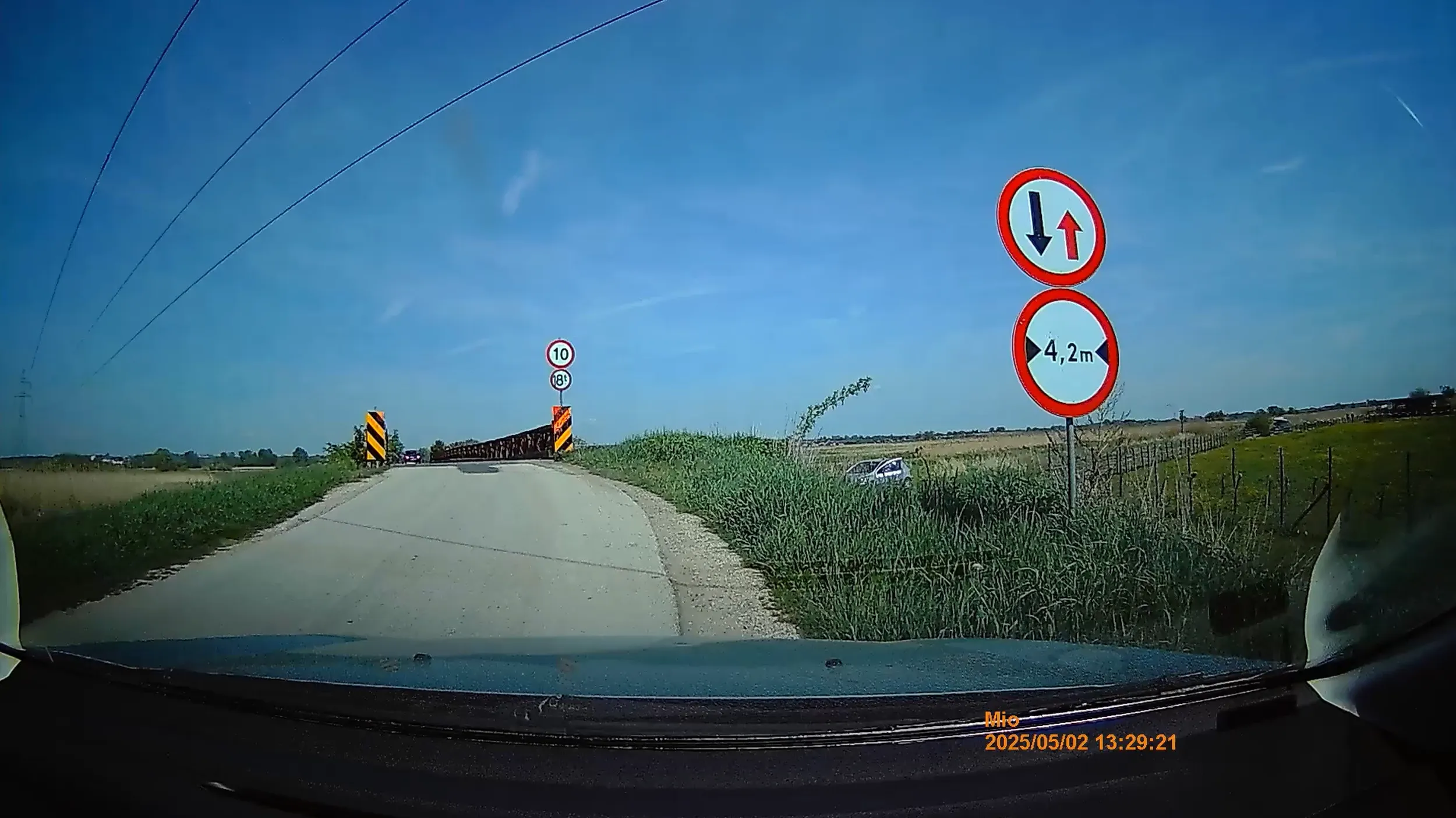 Proponuję przestudiować na nowo znaki, szczególnie B-31 i nie wpychać się, gdy widać z daleka, że ktoś zatrzymuje się przed mostem.