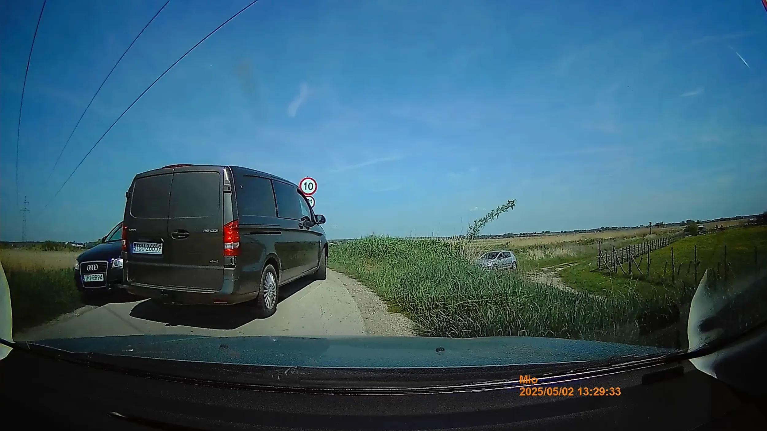 Proponuję przestudiować na nowo znaki, szczególnie B-31 i nie wpychać się, gdy widać z daleka, że ktoś zatrzymuje się przed mostem.