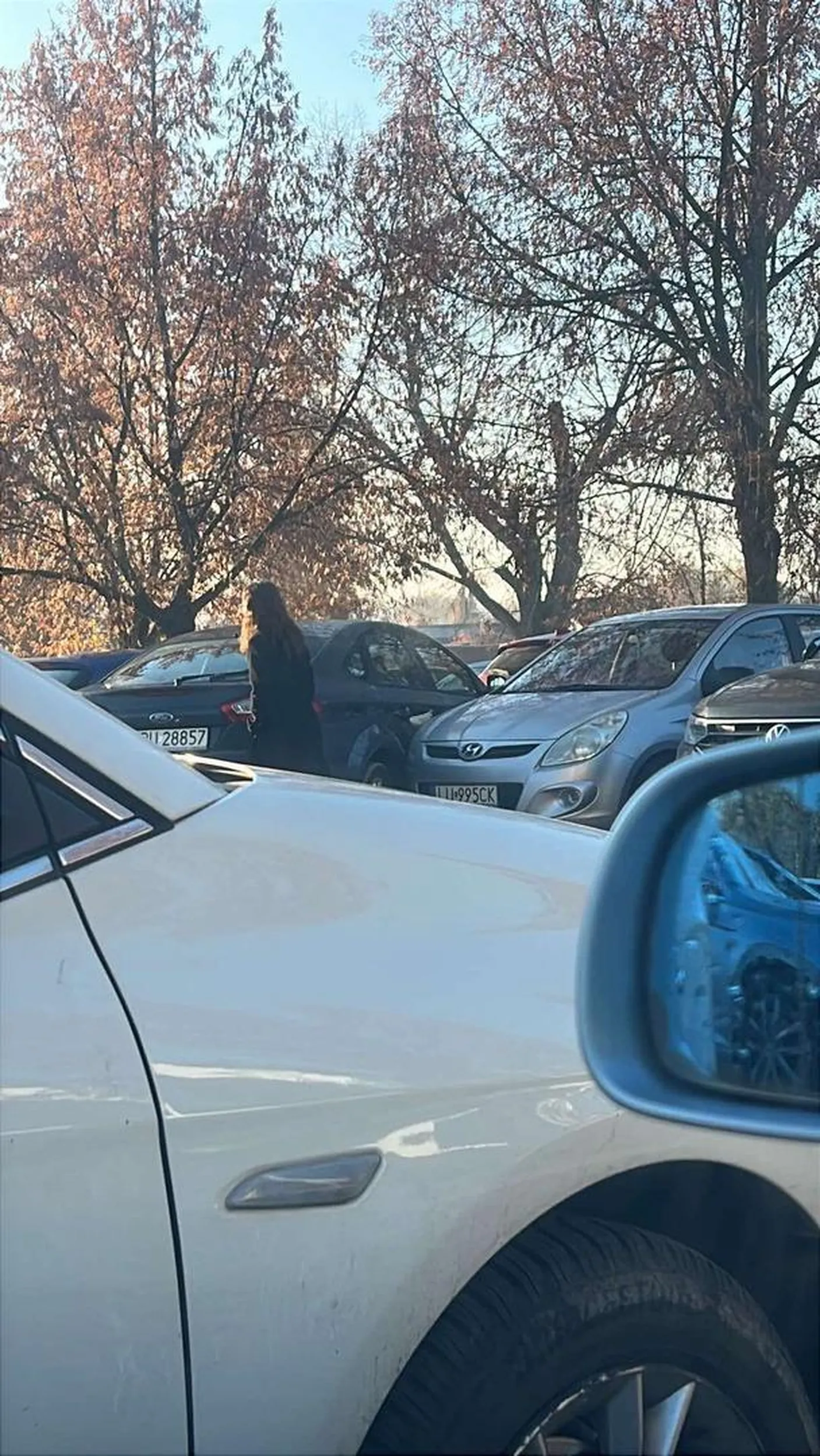 Uderzenie w zderzak stojącego samochodu na parkingu politechniki Lubelskiej