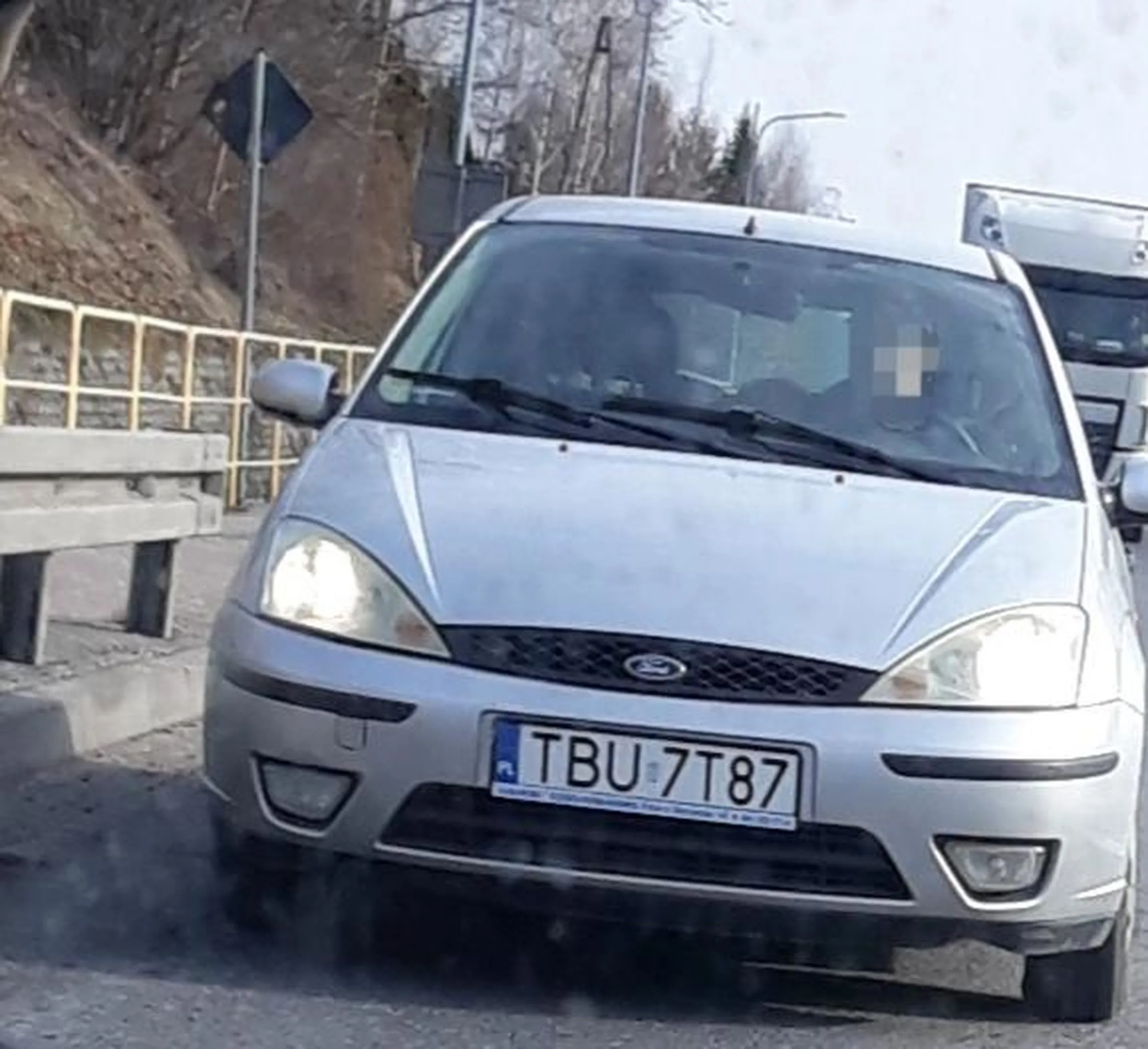 Nie zachowuje bezpiecznego odstępu od poprzedzającego pojazdu. Art.19 ust. 2 pkt 3 P.R.D