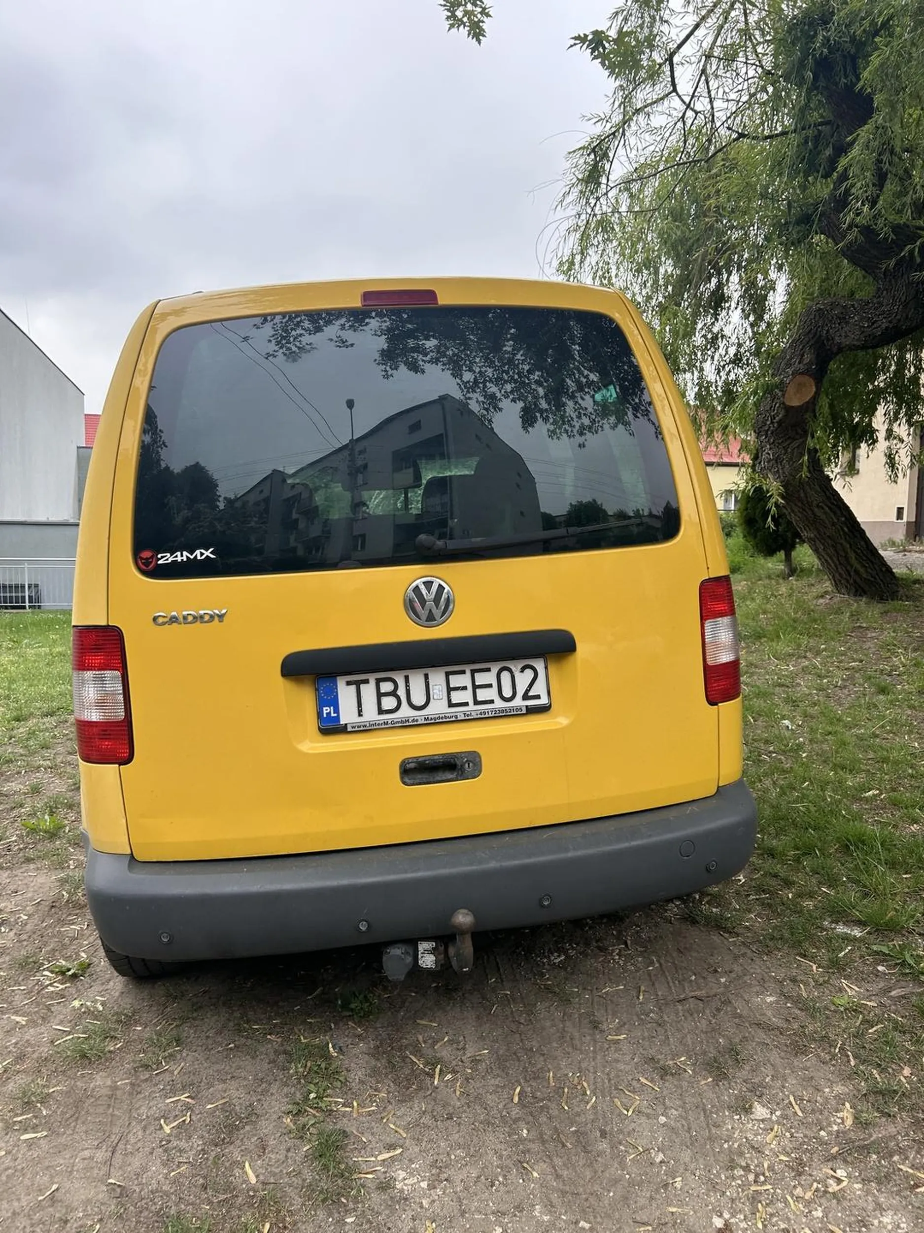 Może do tego bloku sobie wjedź co z tym swoim ubłoconym złomem bo z zieleni do domu masz jeszcze za daleko, nie daj Boże schudniesz.