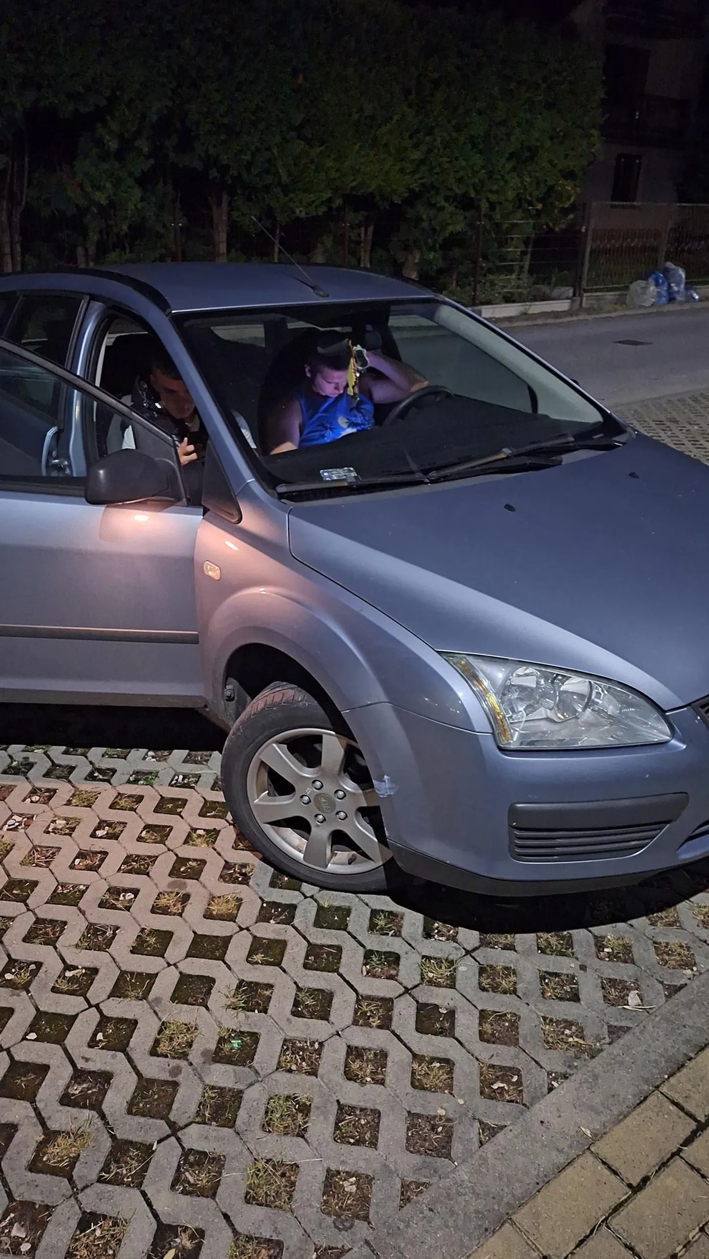 Lubie jeździć z tym gejem bo śmierdzi mu fjutek