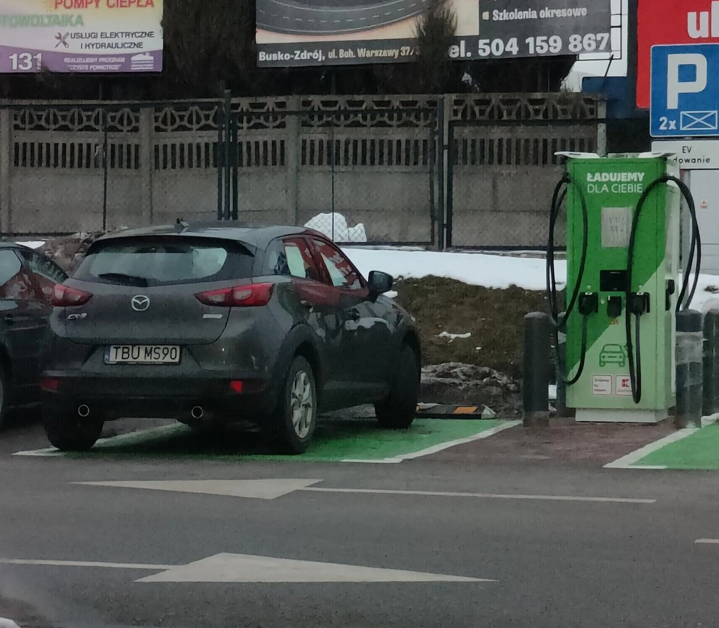 Najnowsza elektryczna mazda, tylko tablice nie zielone. A dookoła pełno wolnych miejsc, potrzeba popełniania wykroczeń jednak silniejsza.