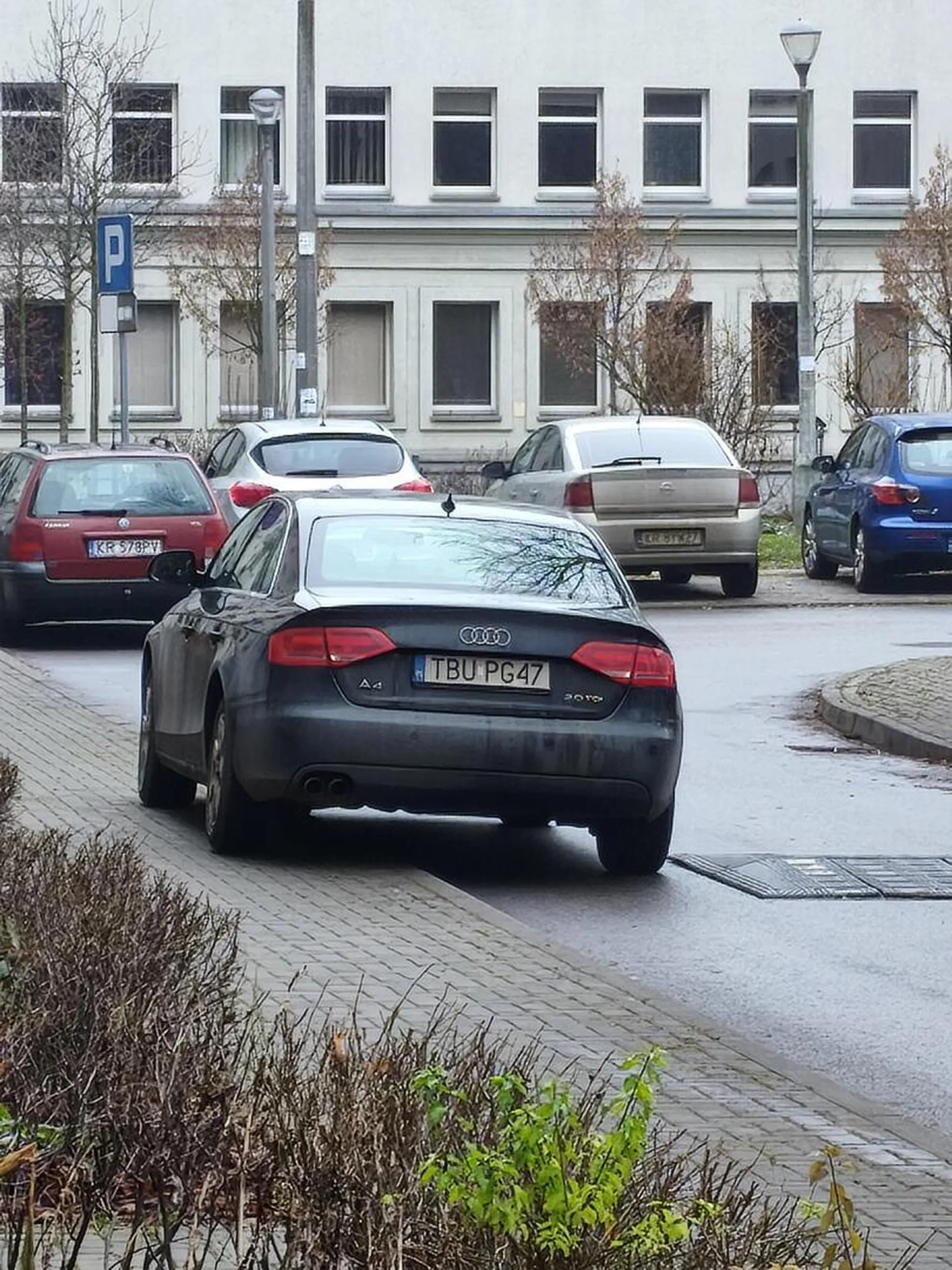 Tumanie, parkujesz na Zakazie Zatrzymywania i Postoju, do tego w Strefie Zamieszkania parkowanie jest dozwolone tylko na miejscach wyznaczonych!!!