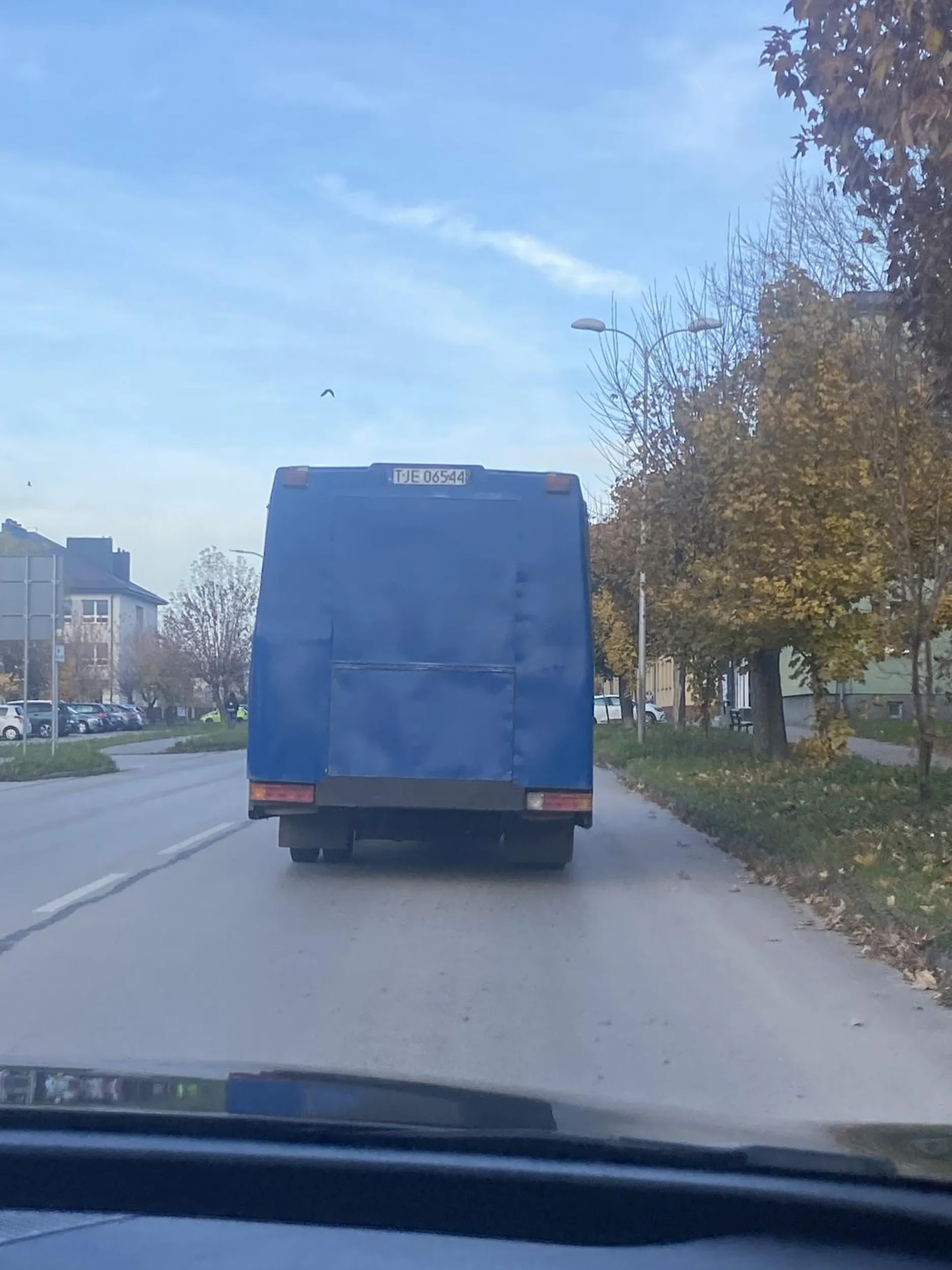 Autobus wozi dzieci z doczepianą blachą. Jak bedzie jakas najmniejsza kolizja to dzieci mogą zostac ranne. Gdzie jakis przeglad ?!