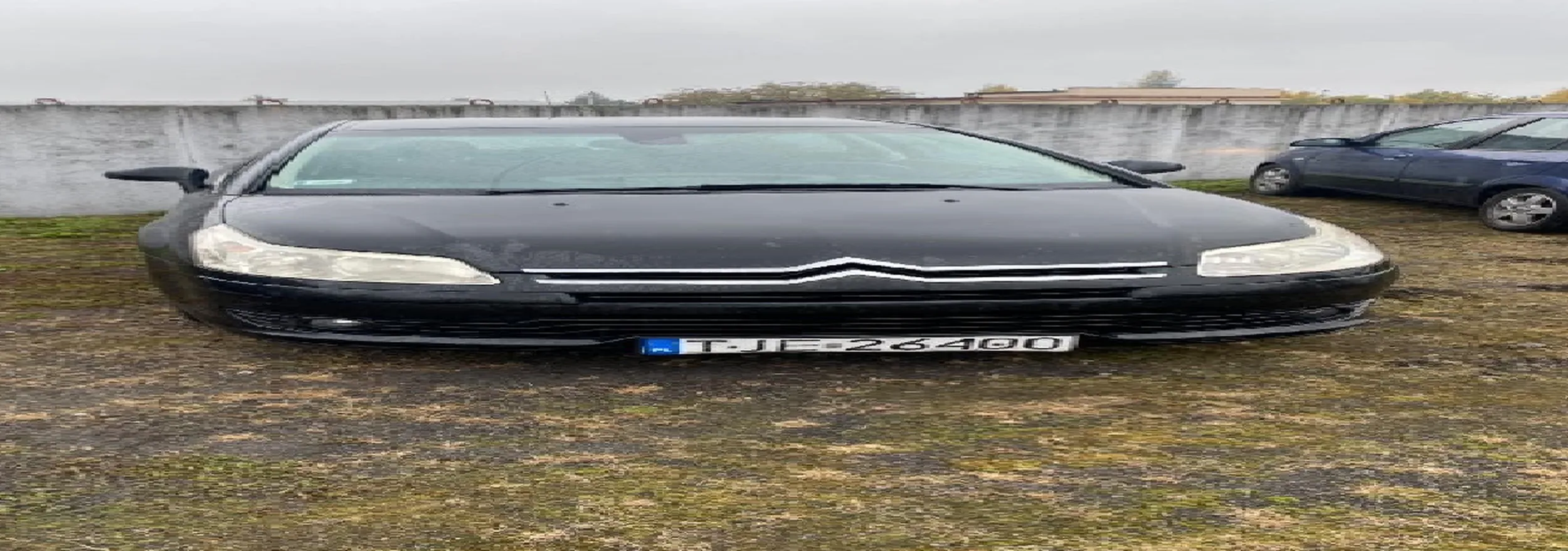 Jakis zjeb co nie umie czytac zaparkowal na mojej posesji