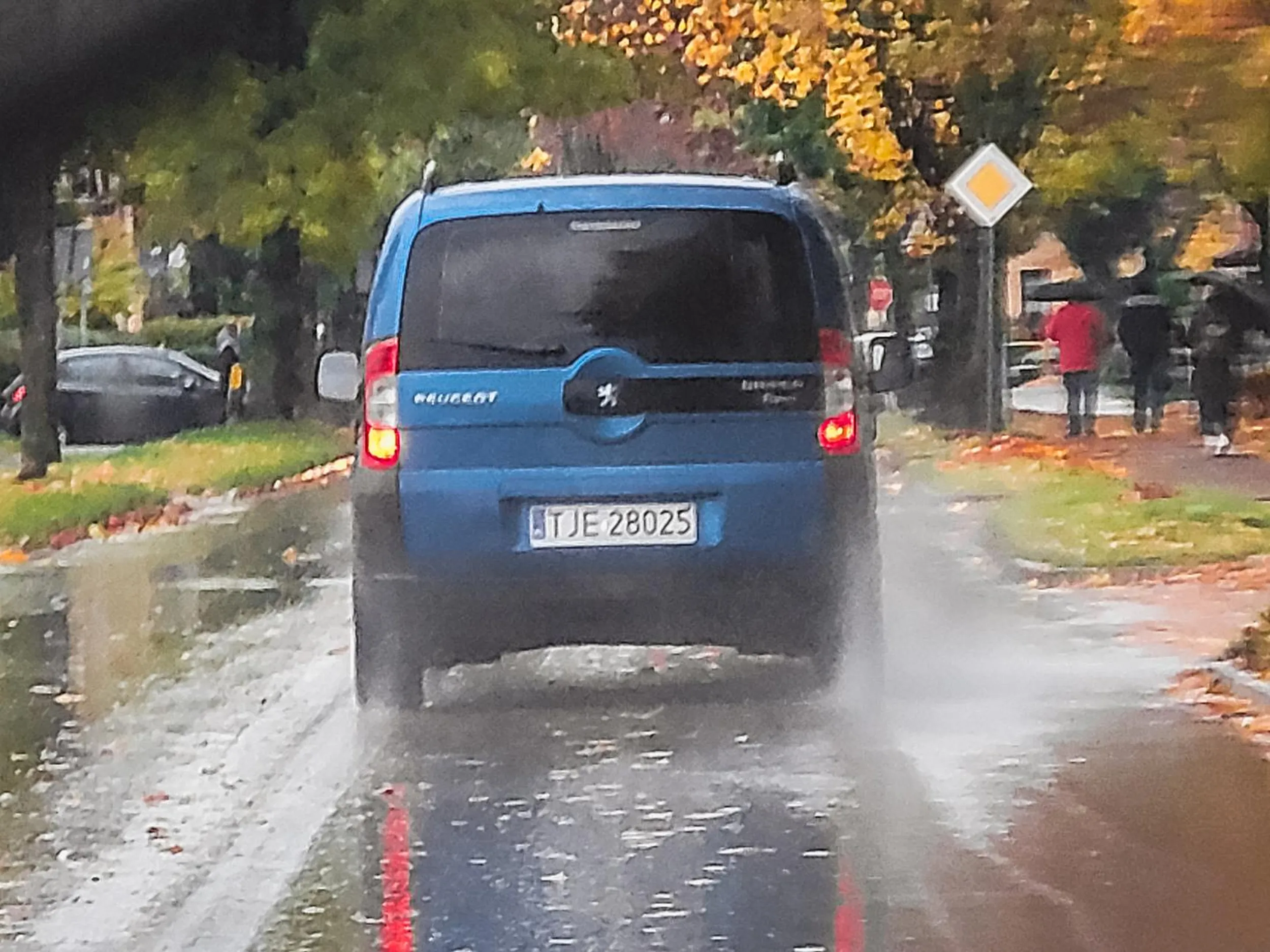 Jakim trzeba być człowiekiem żeby specjalnie jechać po głębokiej wodzie przy drodze i ochlapać pieszego kiedy nie ma ruchu i można jechać przy suchej osi jezdni.....