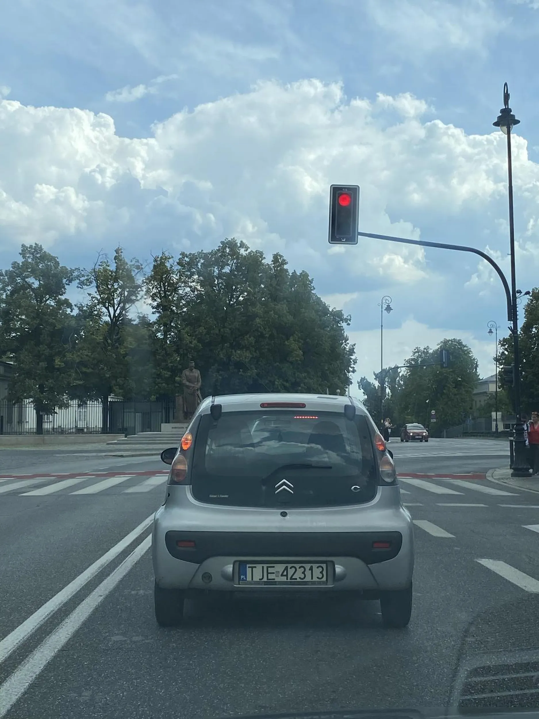 Nie przepuscil niepelnosprawnej osoby na pasach dla pieszych - taki huj posrany , ma za nic cierpienie innych osob. I tak pozniej dognalem brudasa na kolejnych czerwonych swiatlach.