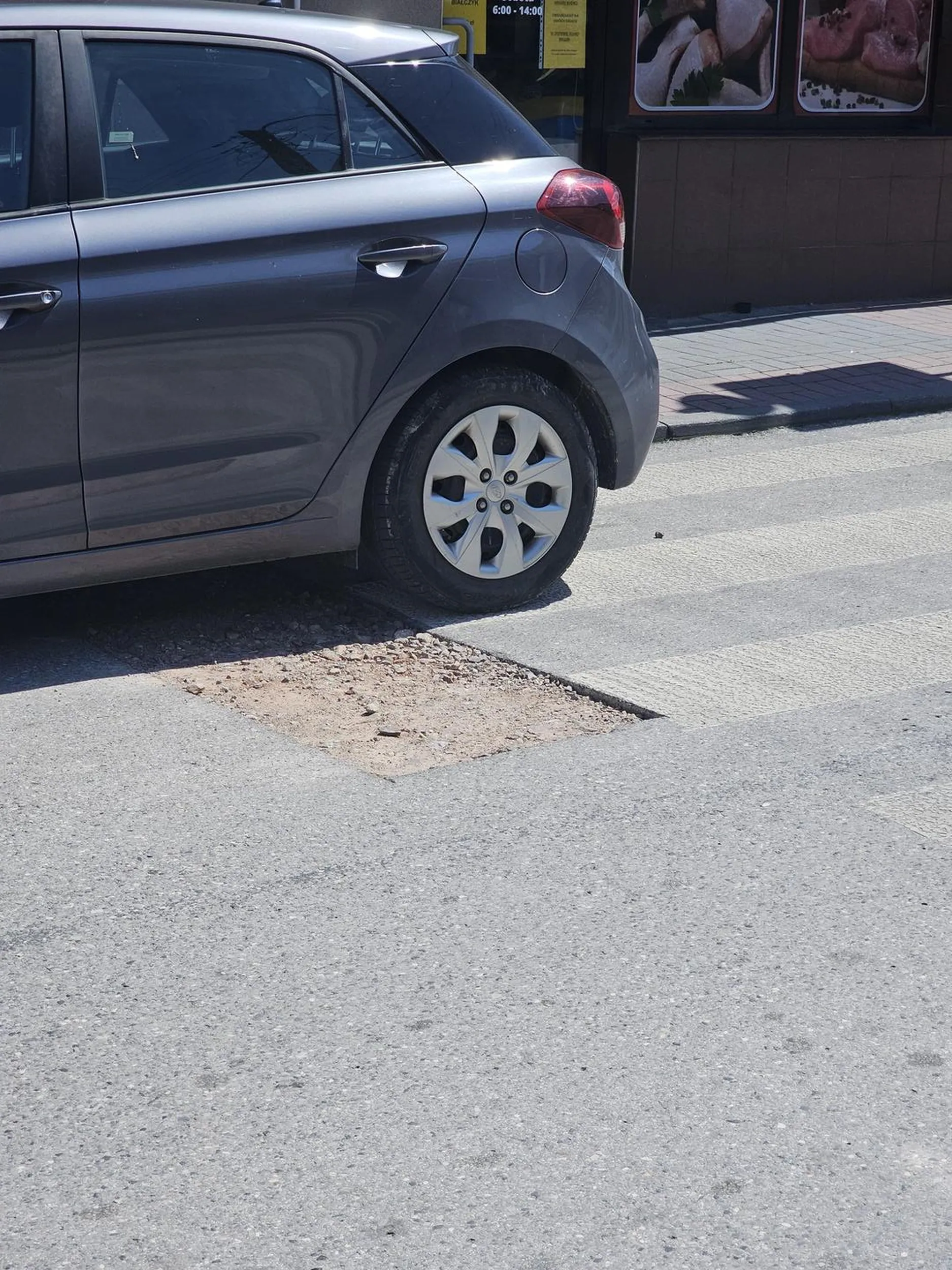 Ktoś tutaj nie wie że nie staje się na pasach