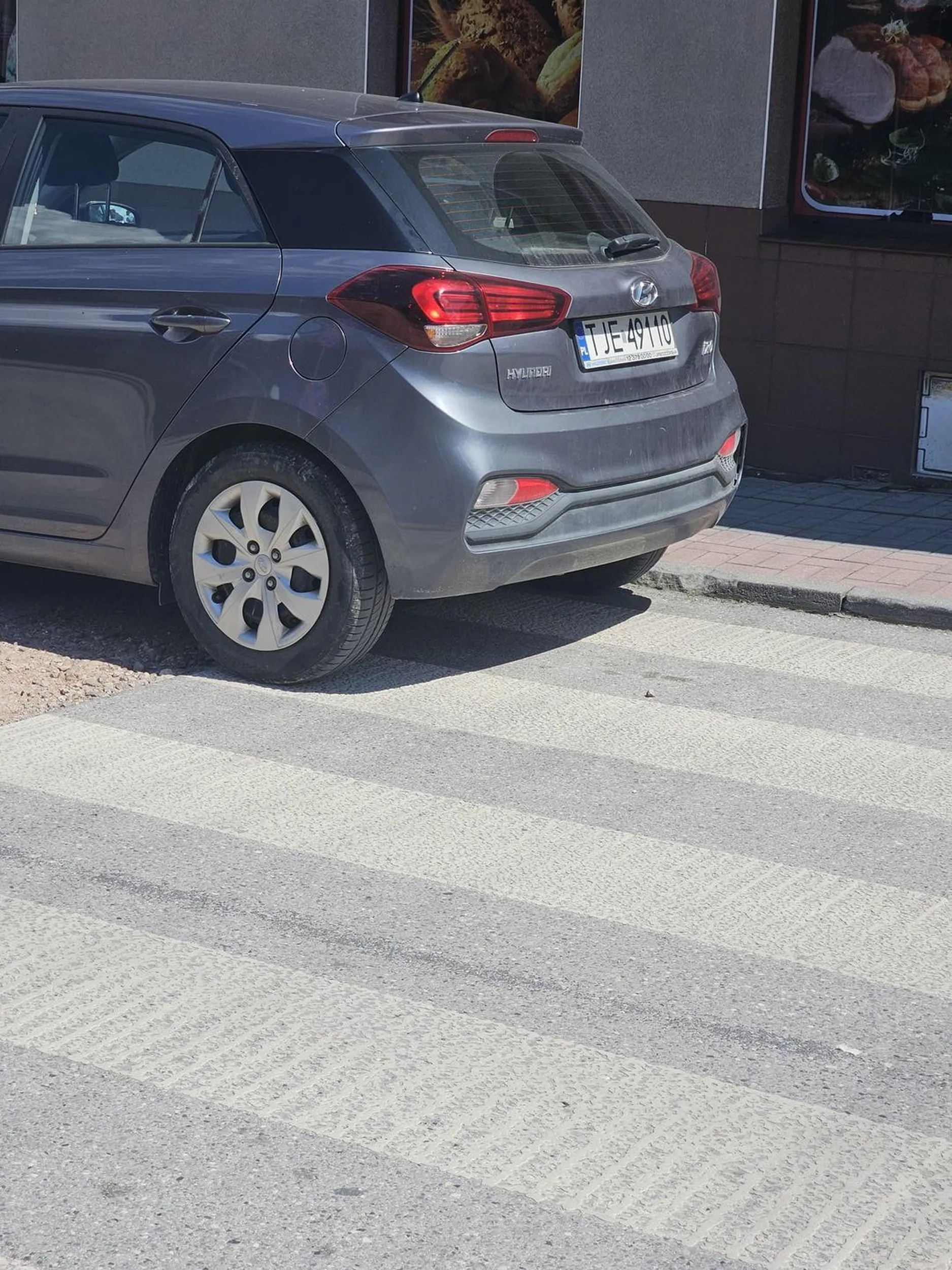 Ktoś tutaj nie wie że nie staje się na pasach