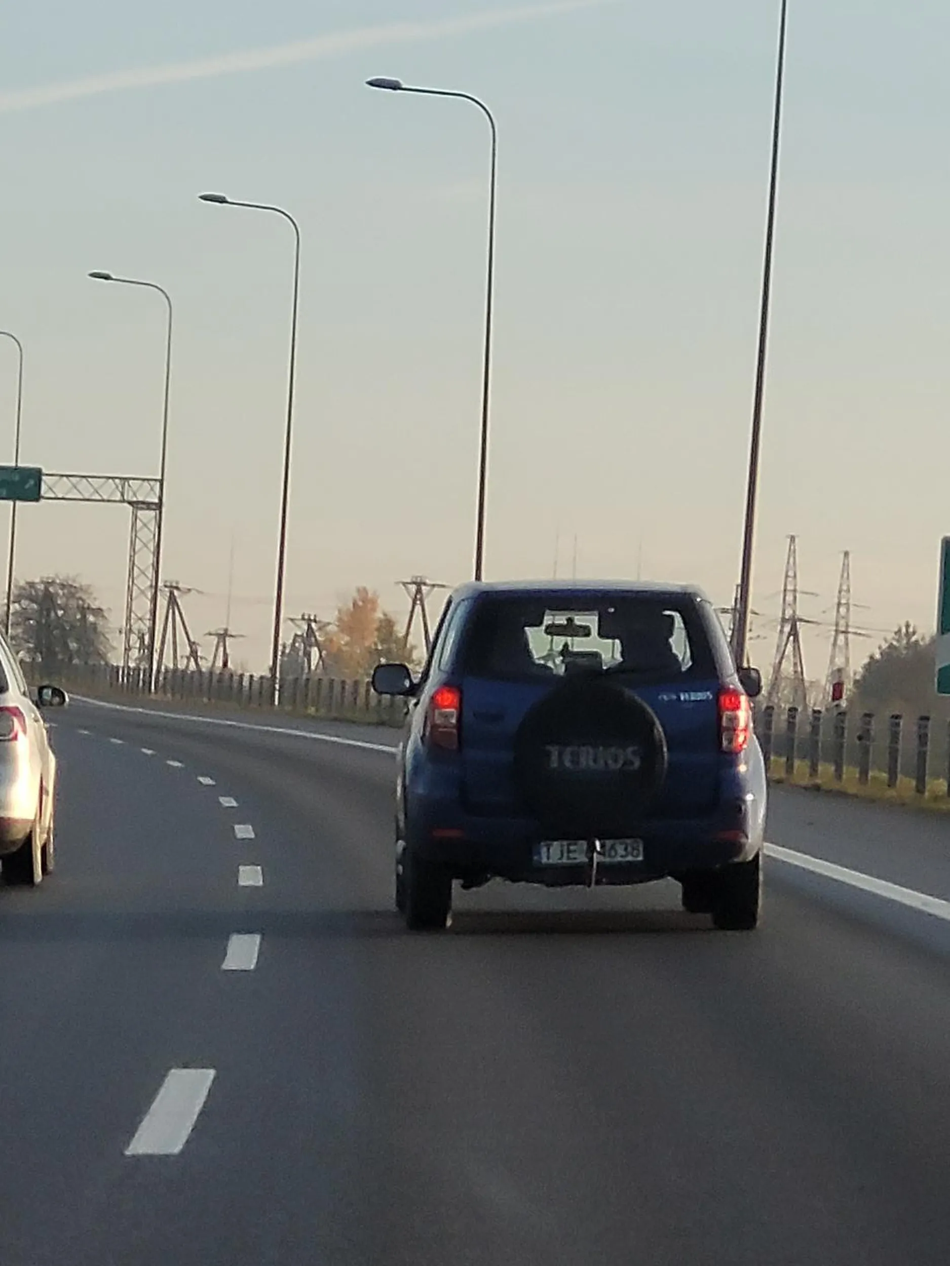 Tak uciekał na prawy pas na ekspresówce, że zajechał drogę ciężarówce która musiała odbijać na pas bezpieczeństwa. Realne zagrożenie za kierownicą patrząc że na tym odcinku dwie godziny później w podobny sposób doszło do wypadku