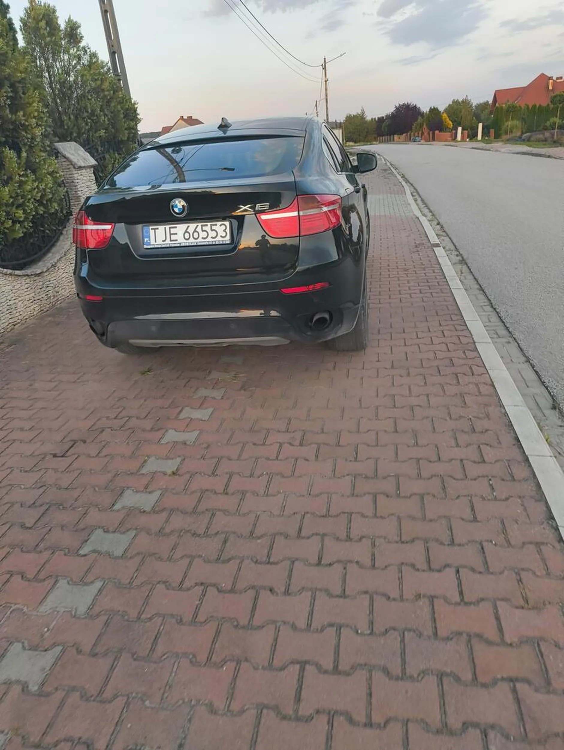 Mam BMW to mogę na chodniku stać