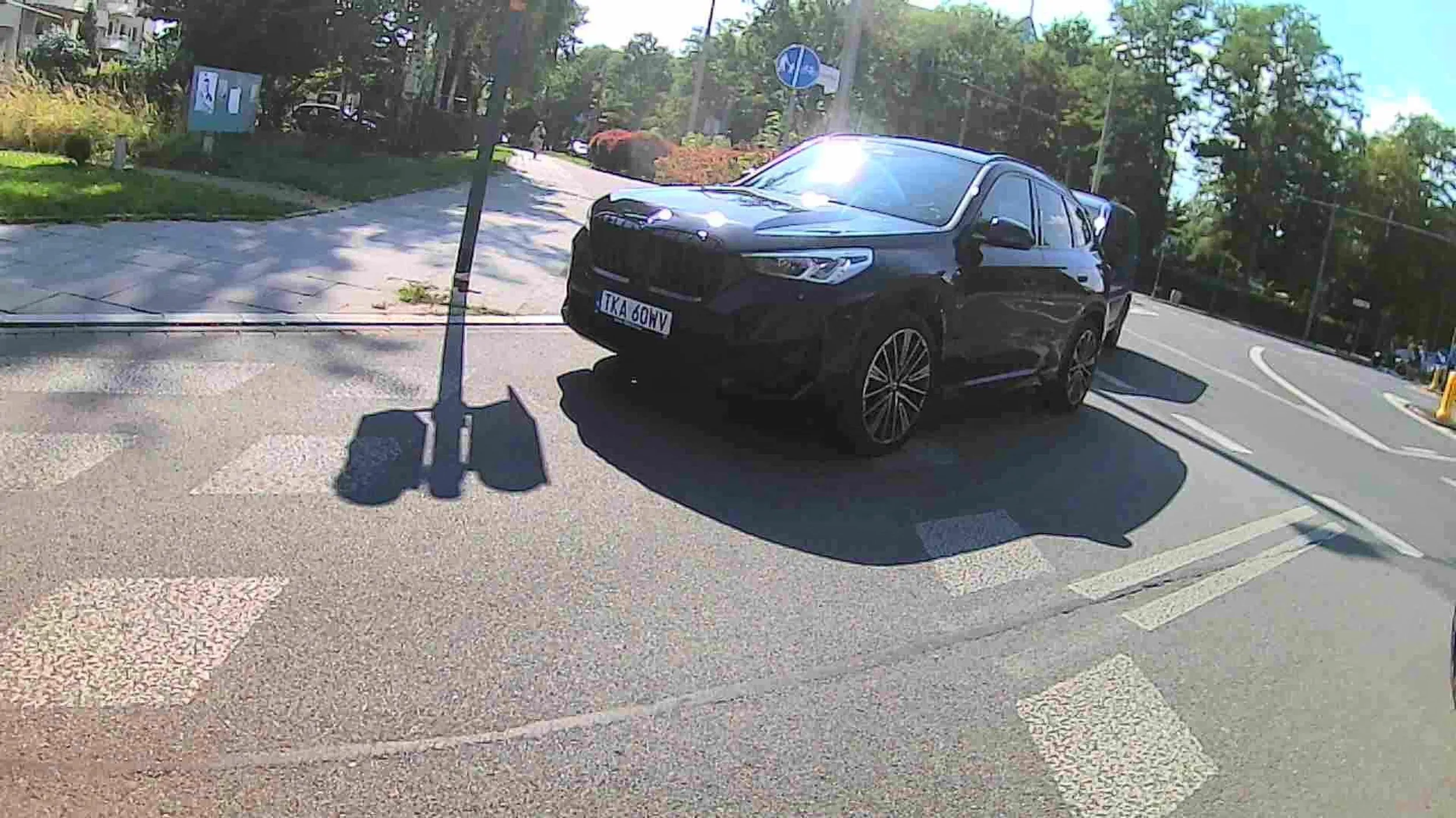 Art.  25.  [Skrzyżowanie] 4. Kierującemu pojazdem zabrania się: 1) wjeżdżania na skrzyżowanie, jeżeli na skrzyżowaniu lub za nim nie ma miejsca do kontynuowania jazdy; A to, że Pani na mnie nakrzyczała, że nie jadę na czerwonym świetle, dodało jeszcze sprawie wymiaru abstrakcyjno-komicznego :-D