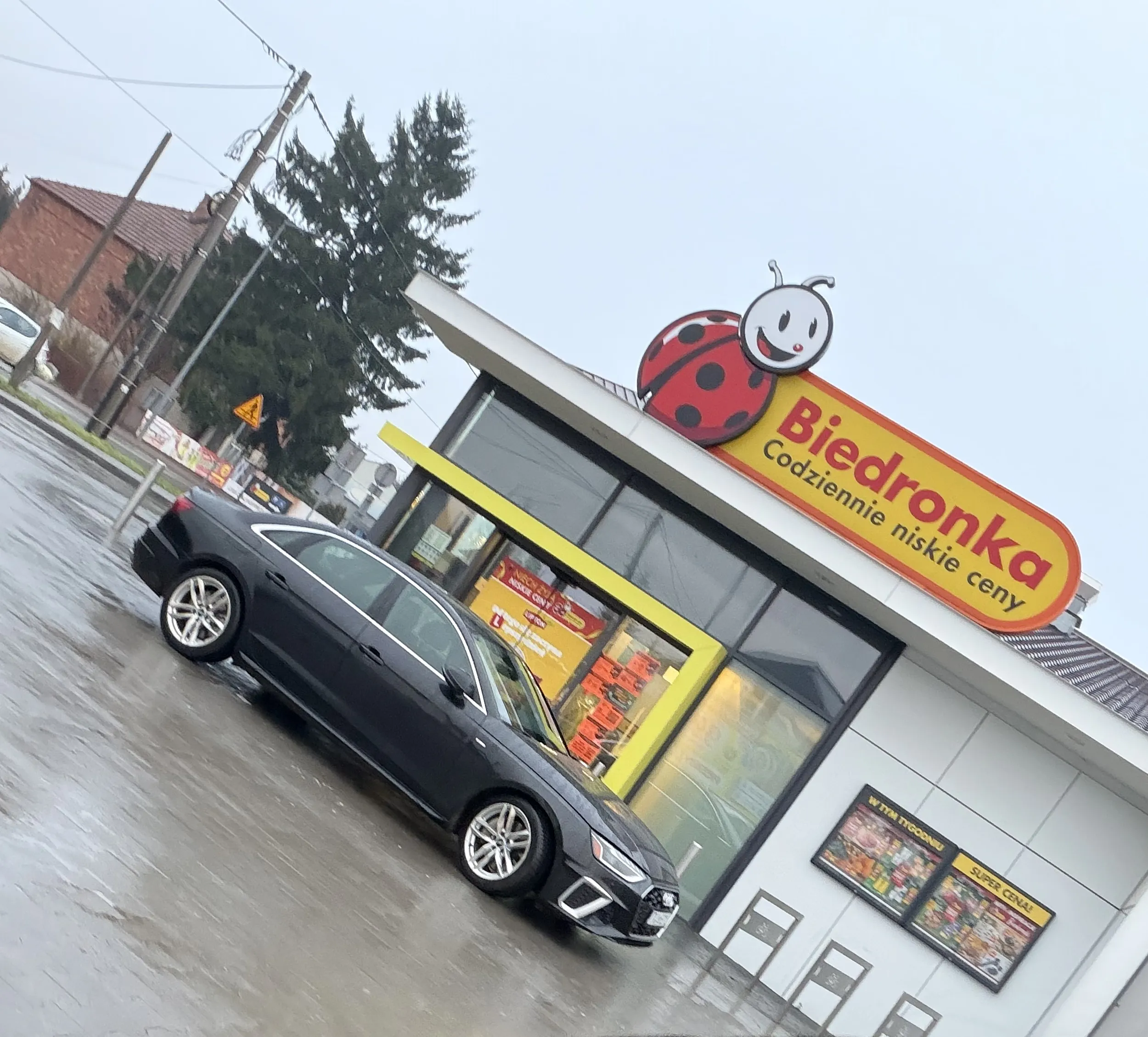 O 8 zazwyczaj parking cały wolny, ale oczywiście trzeba stać w drzwiach