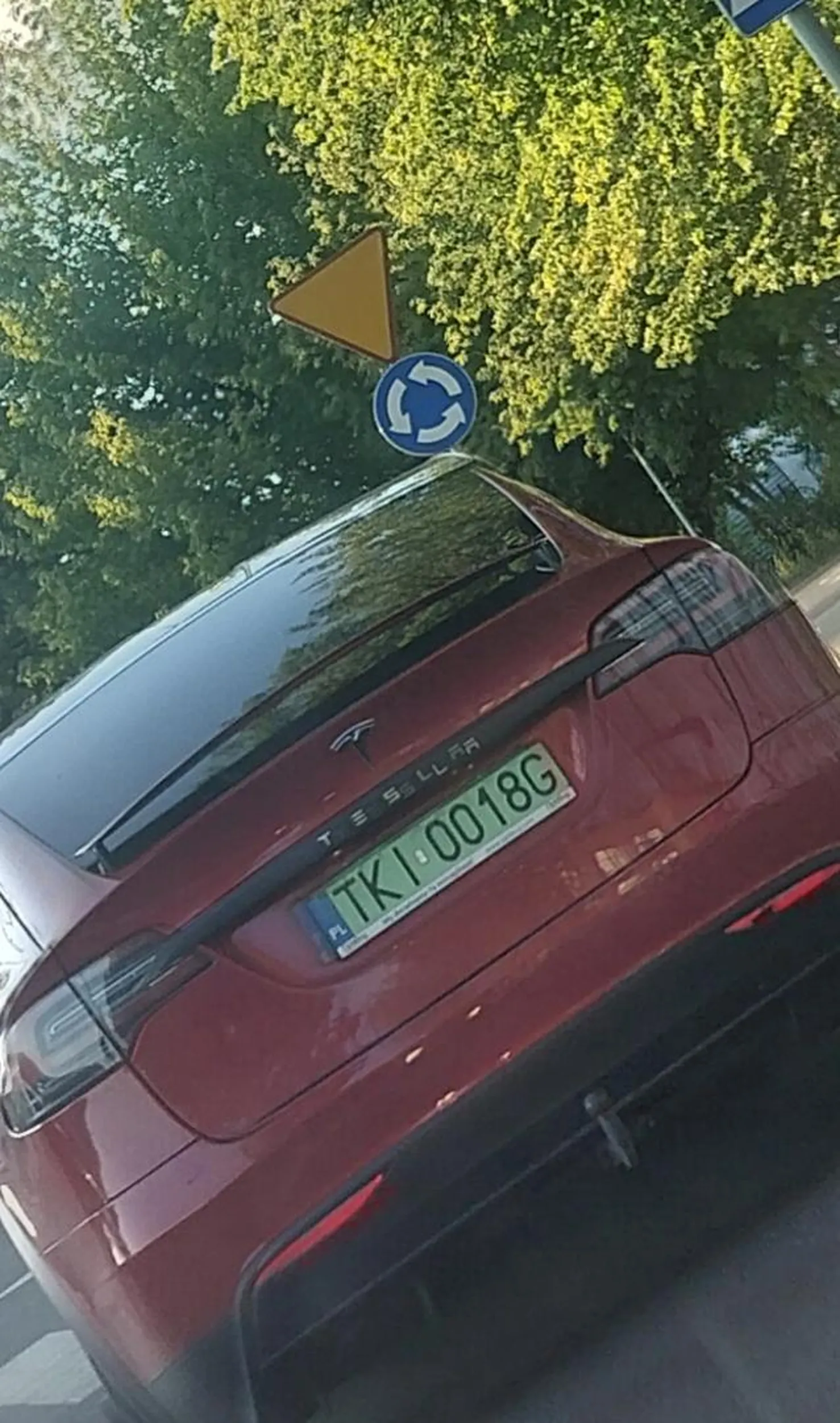 Że BMW kierunku nie wrzuca to się przyzwyczaiłem ale od kiedy kierowcy Tesli nabawili się upośledzenia?