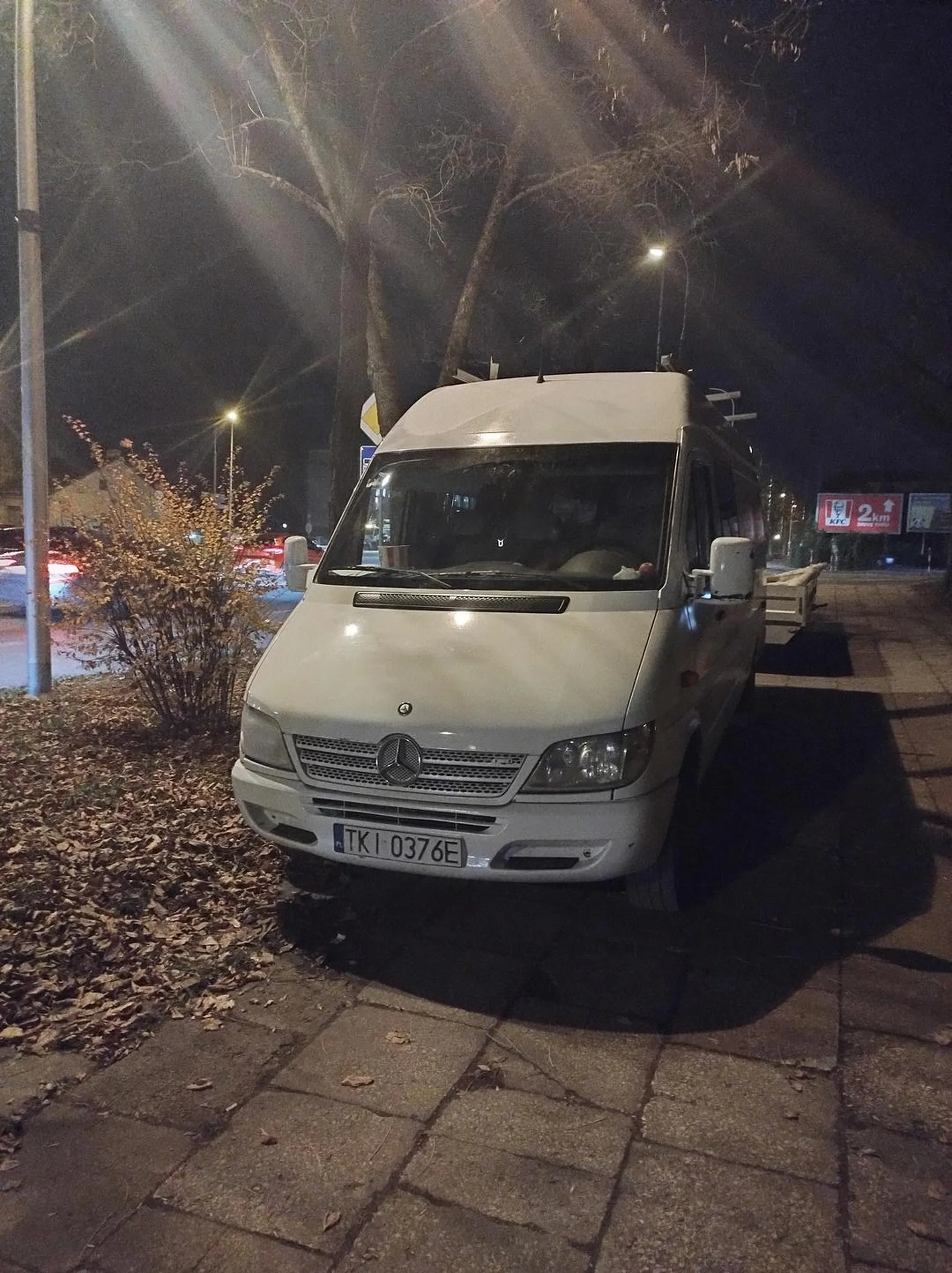 Dureń za kierownicą. Jest pozna godzina po 17. Kierowca wjechał po pasach w głąb chodnika, zamiast stanąć legalnie na pobliskim darmowym parkingu!