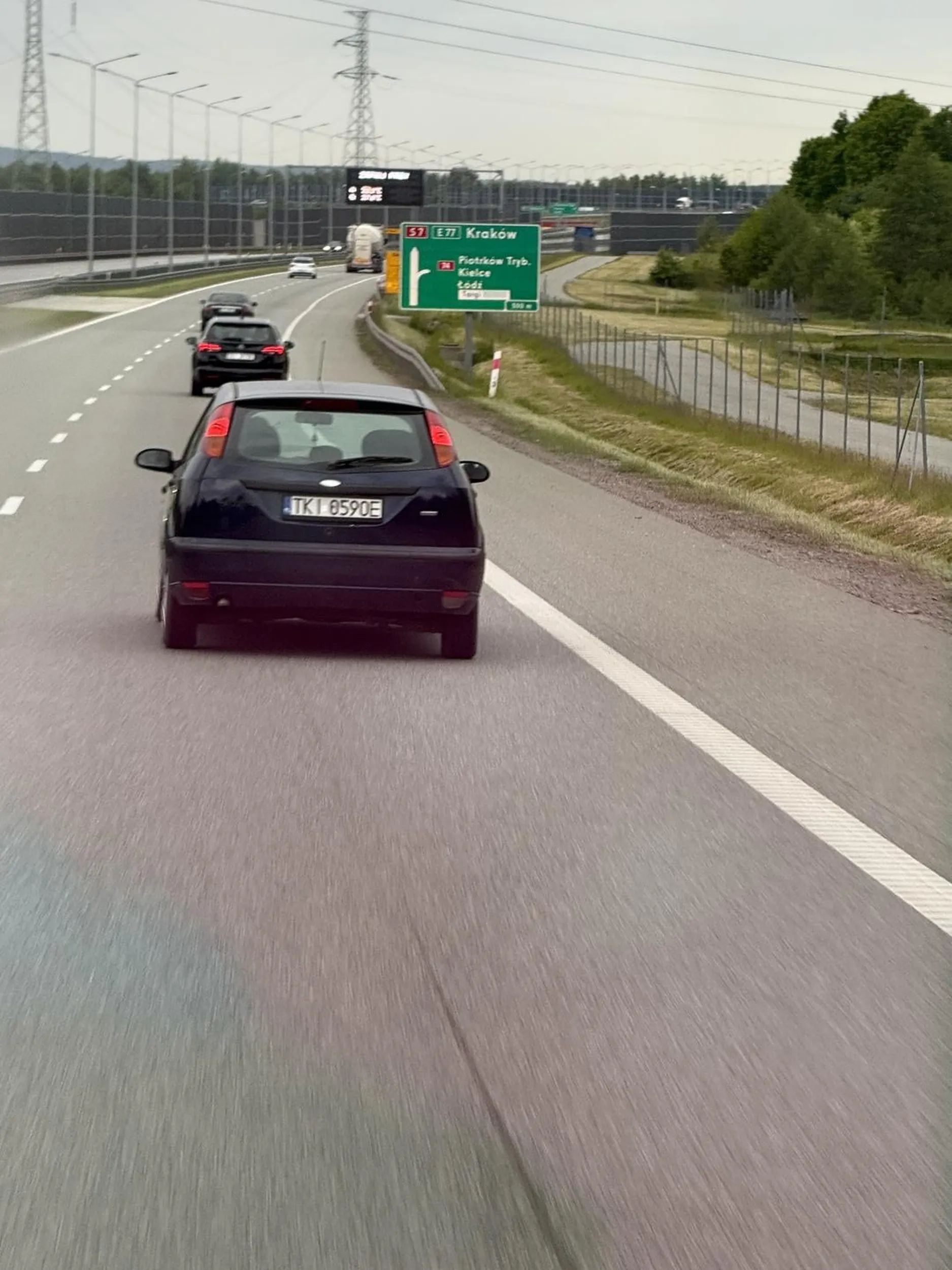 Kobieto, wyprzedzasz i później zwalniasz przez co wyhamowujesz, zaczyna się ciebie wyprzedzać to przy śpieszysz, użyj myślenia